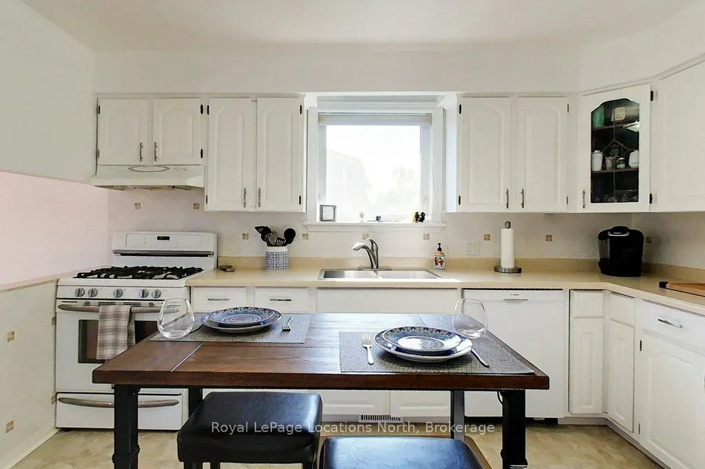 306 Lakeshore Road N