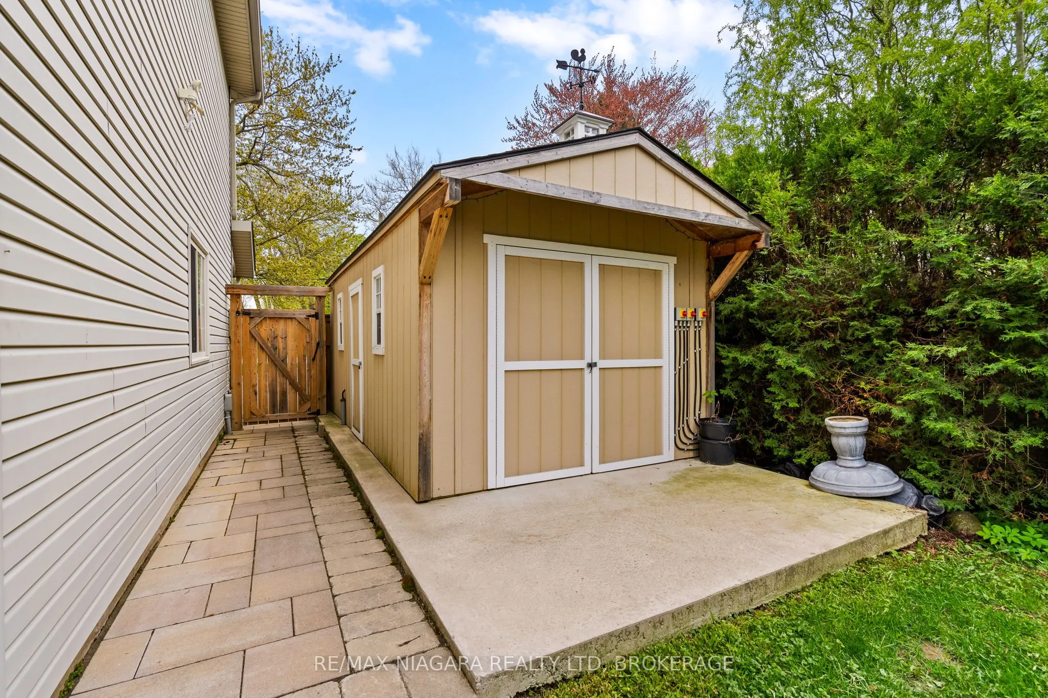 375 MISSISSAUGA Street N