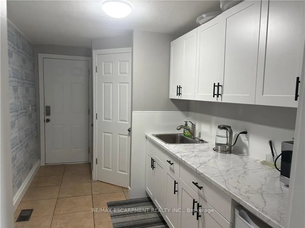 219 ST CATHARINES Street, #3