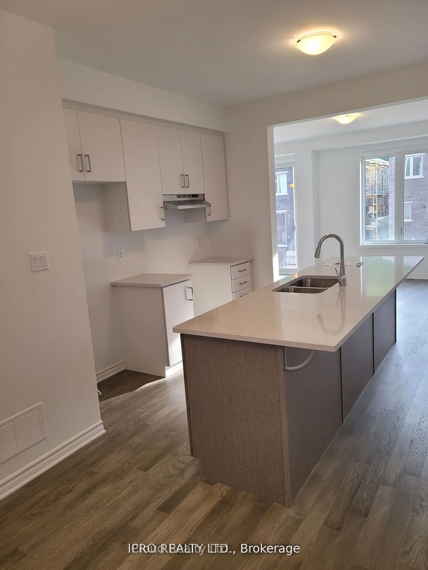 22 Milt Schmidt Street W