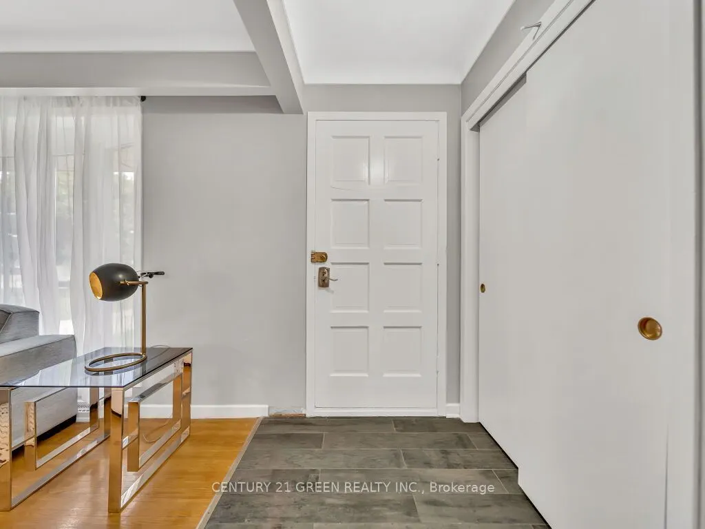 5 St. Charles Avenue W