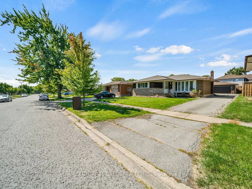 5 St. Charles Avenue W