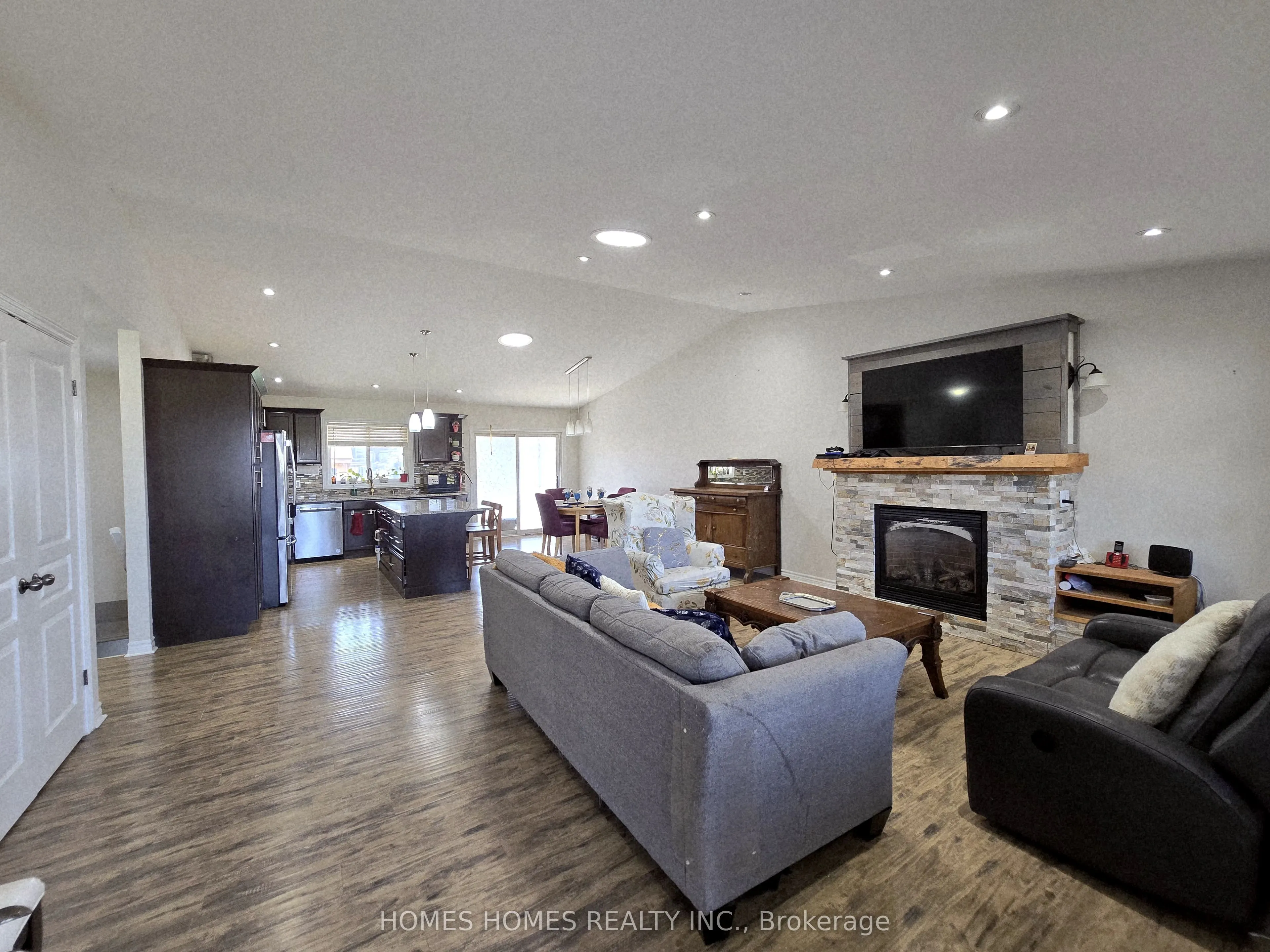 192 RUBY'S Crescent