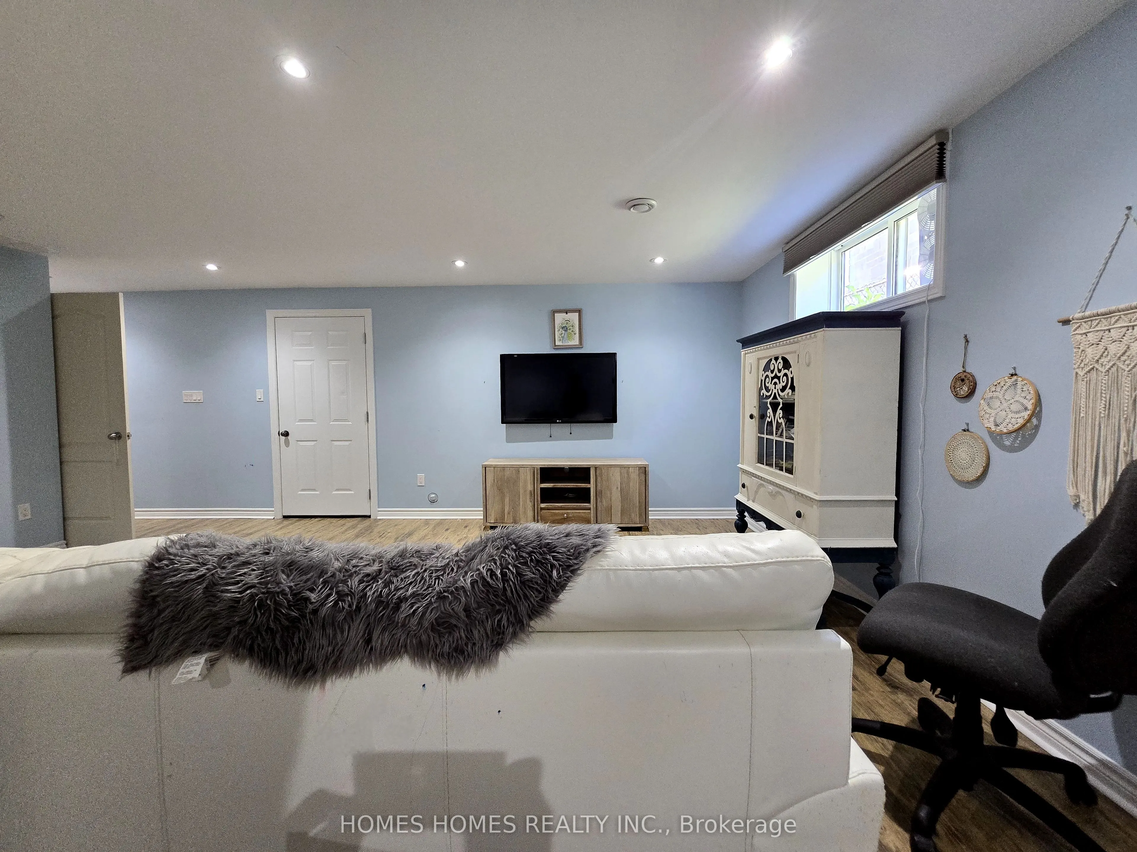 192 RUBY'S Crescent