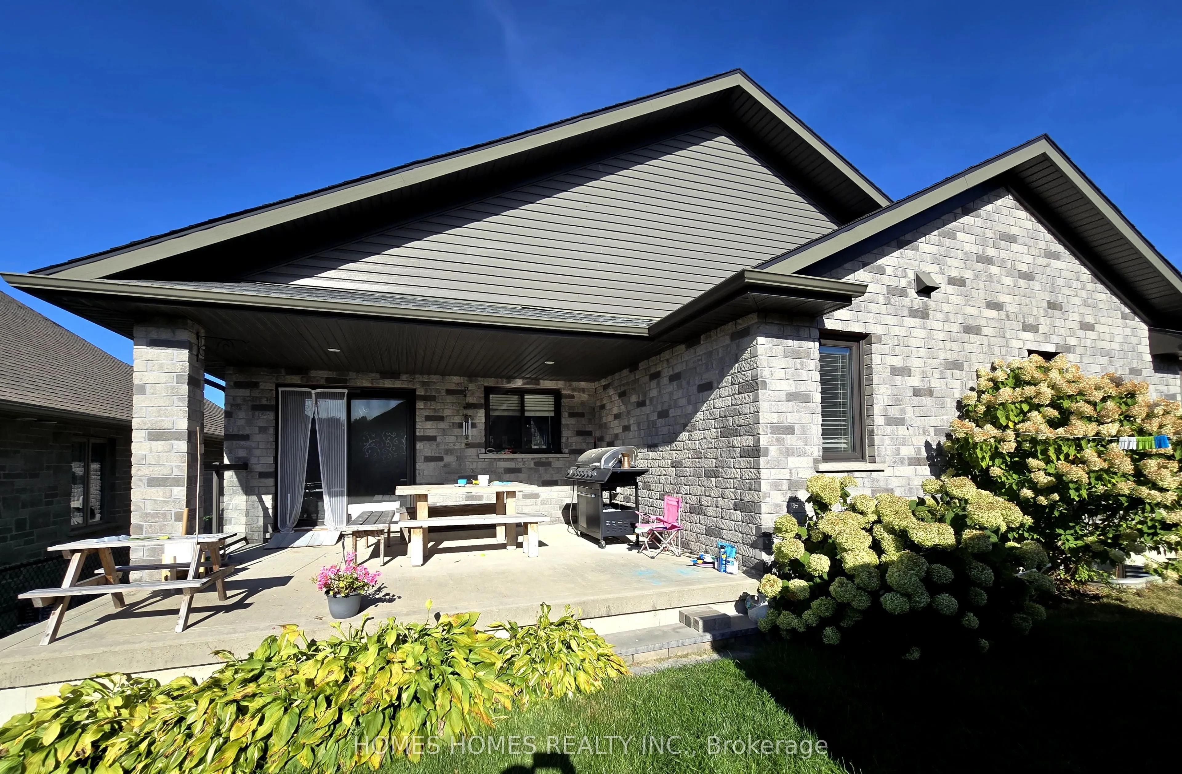 192 RUBY'S Crescent