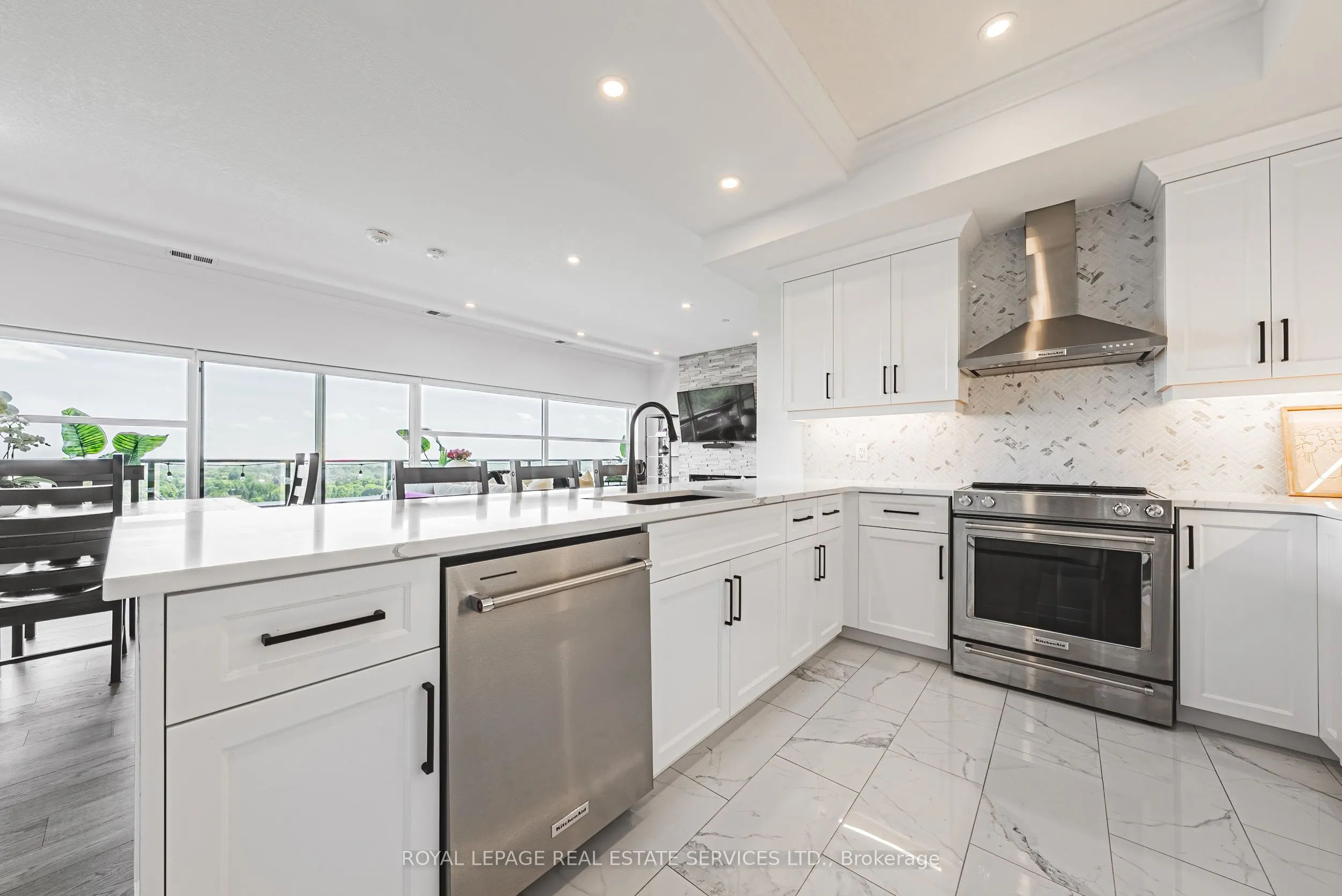 1880 Gordon Street, #1404
