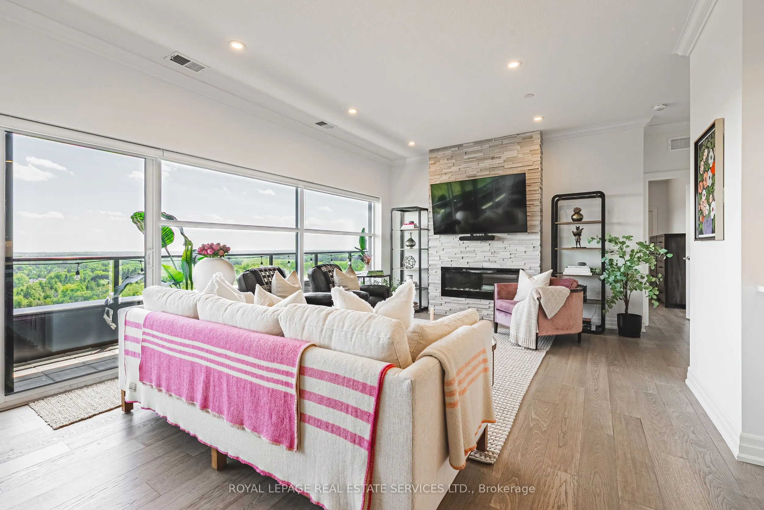 1880 Gordon Street, #1404