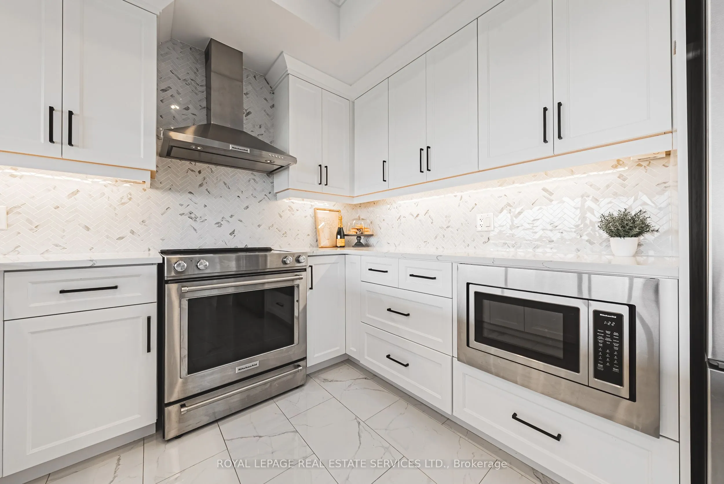 1880 Gordon Street, #1404