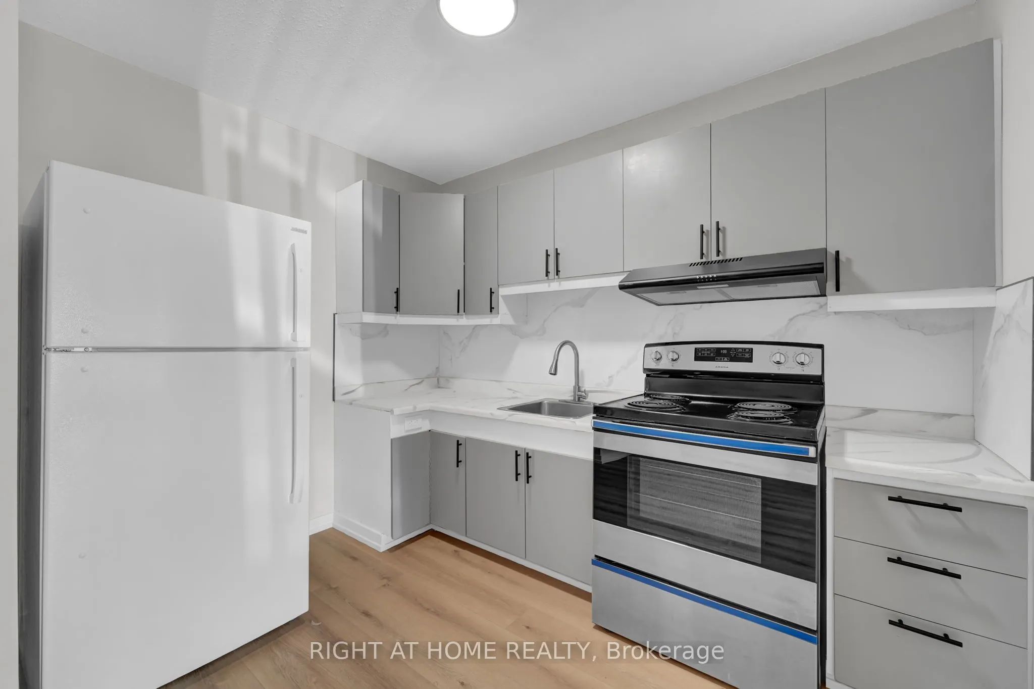 6 John Street S, #3