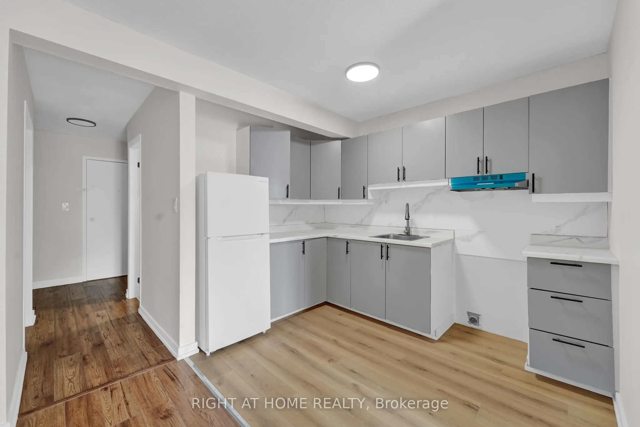 6 John Street S, #3