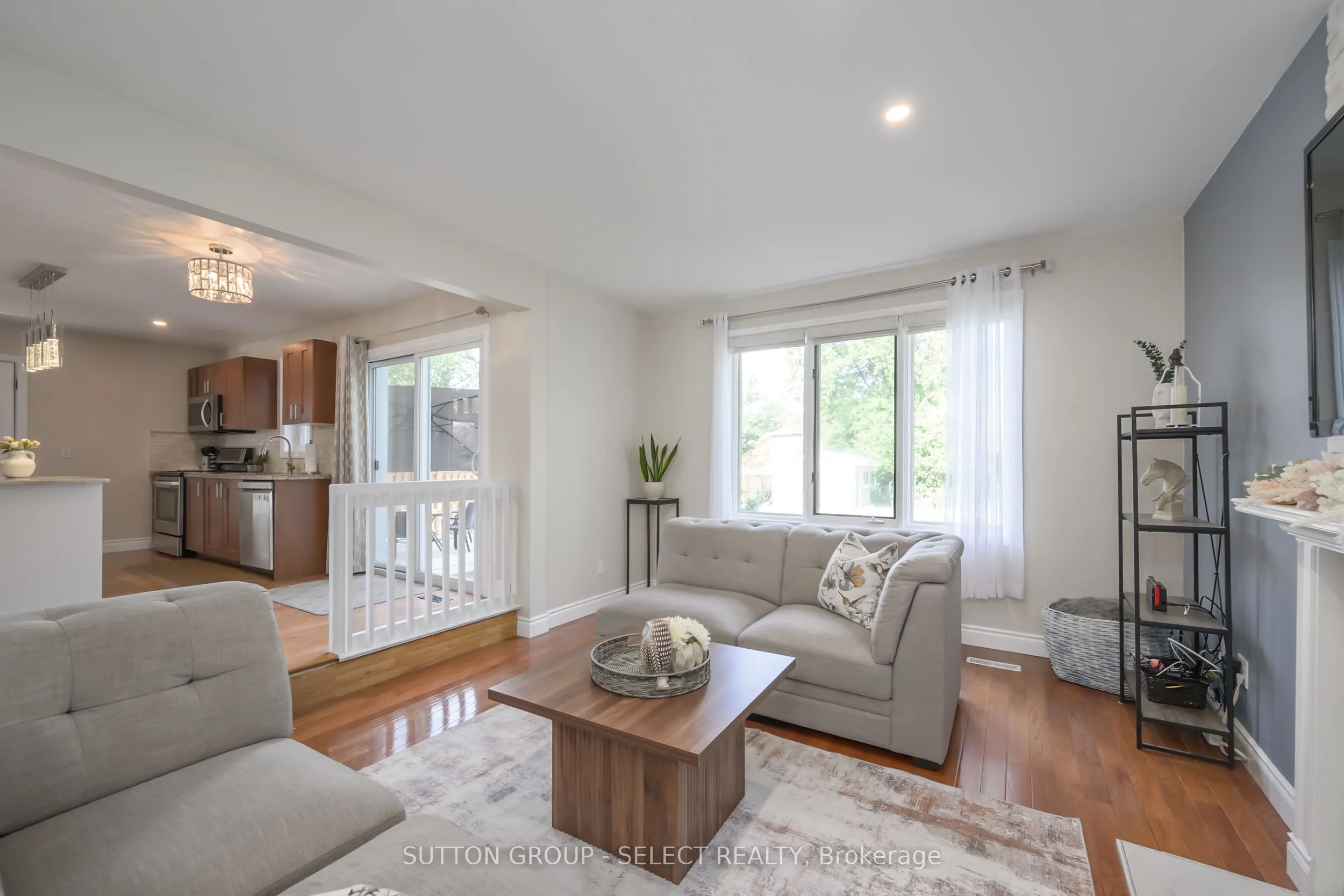 983 Country Club Crescent