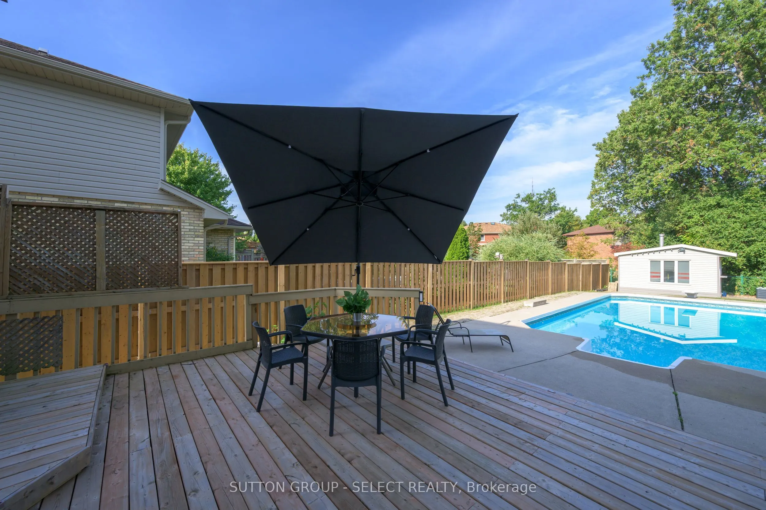 983 Country Club Crescent