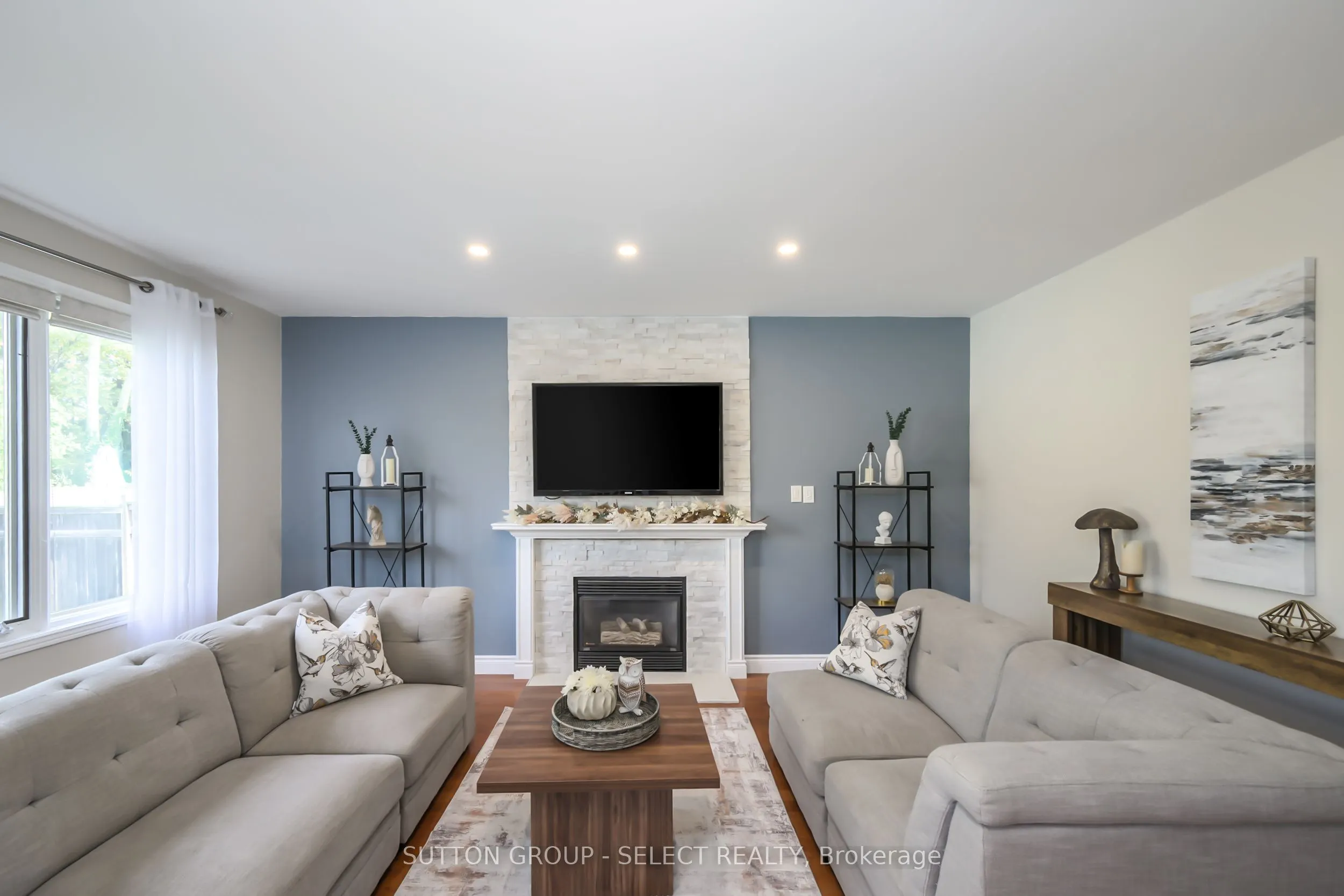 983 Country Club Crescent