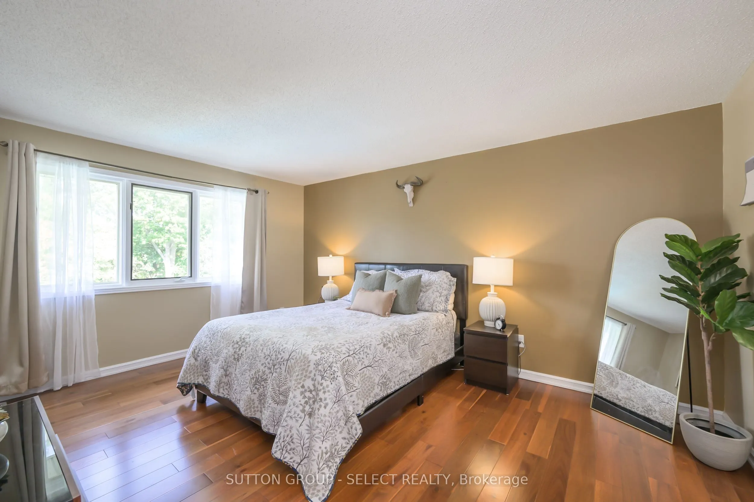 983 Country Club Crescent