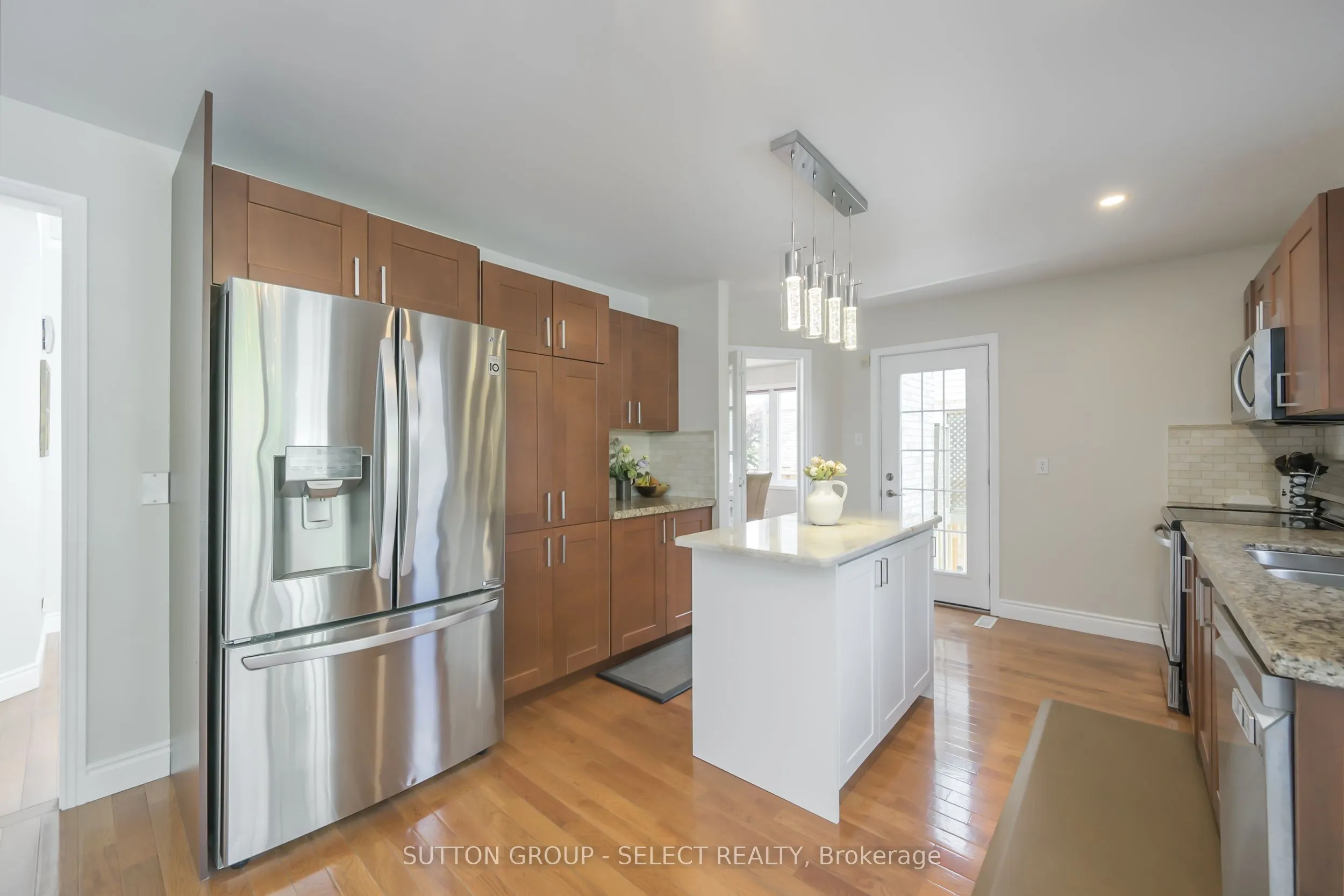 983 Country Club Crescent