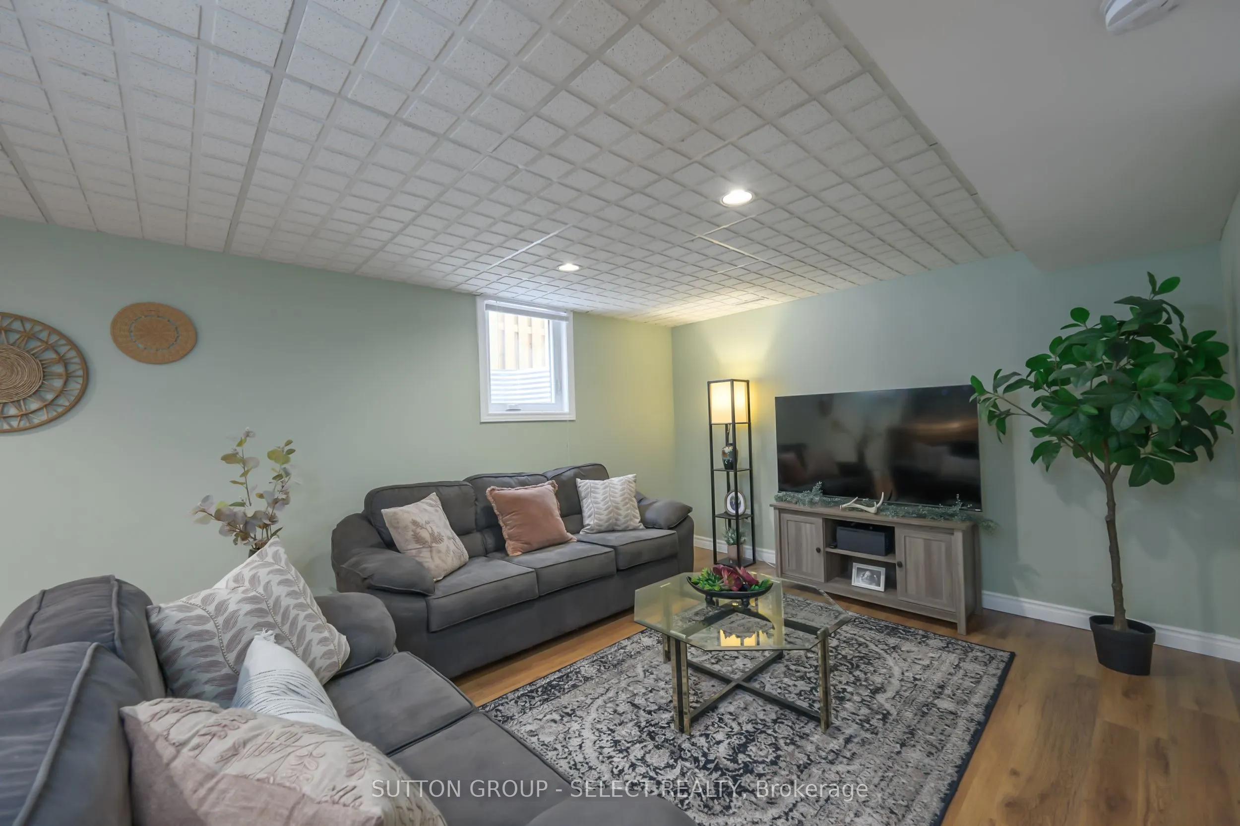 983 Country Club Crescent