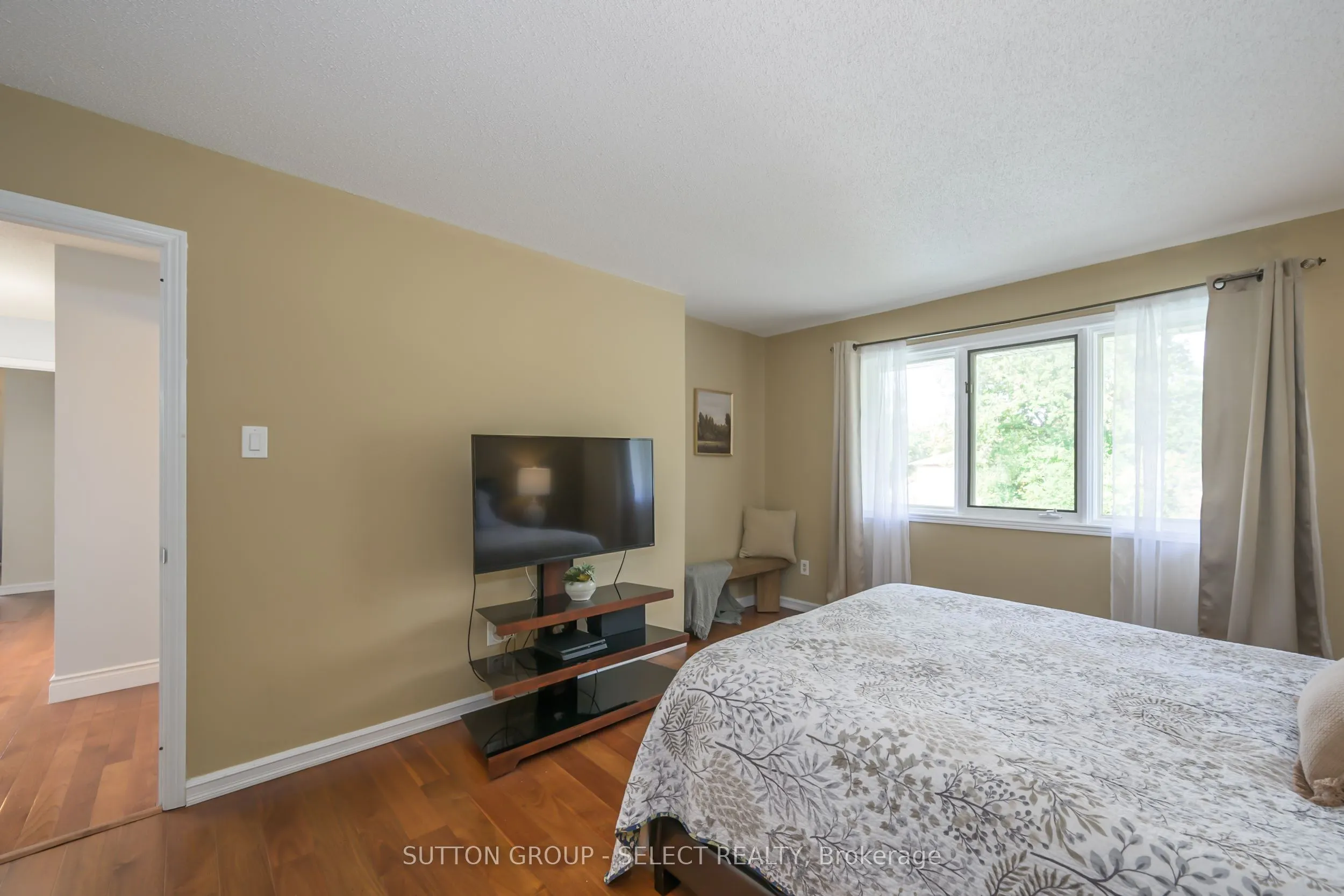 983 Country Club Crescent