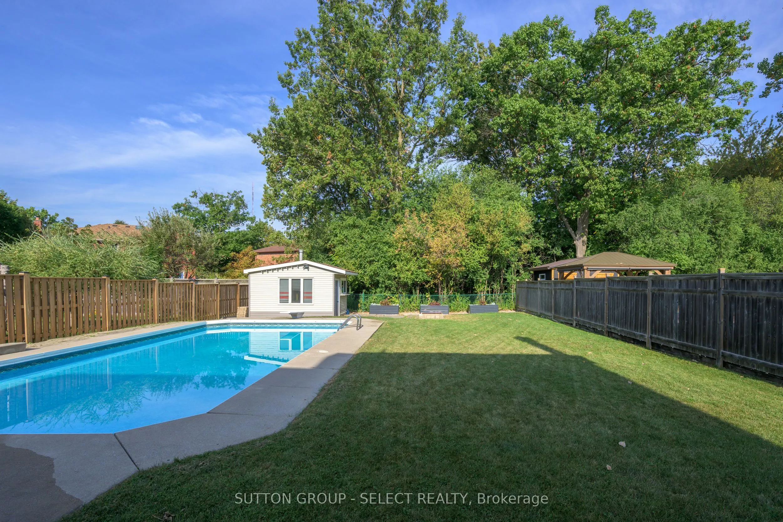 983 Country Club Crescent