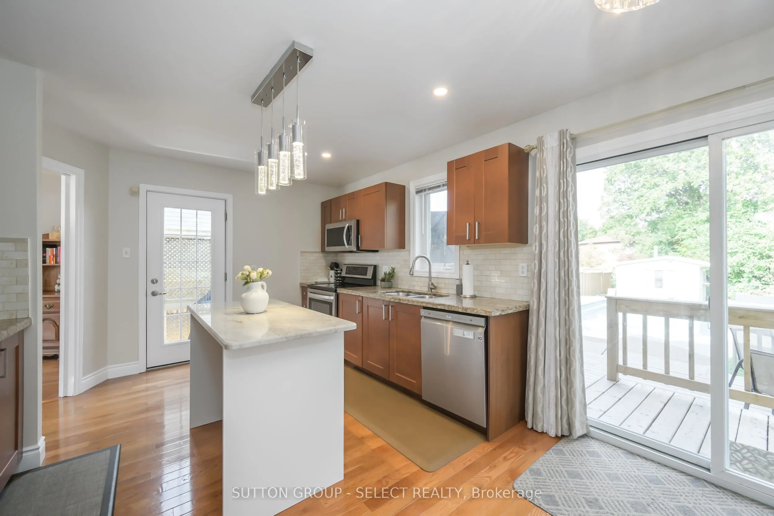 983 Country Club Crescent