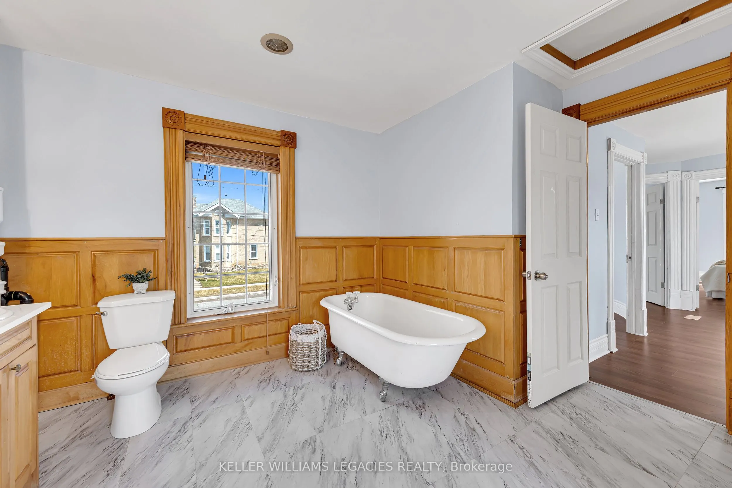 52 Victoria Avenue N, #MAIN