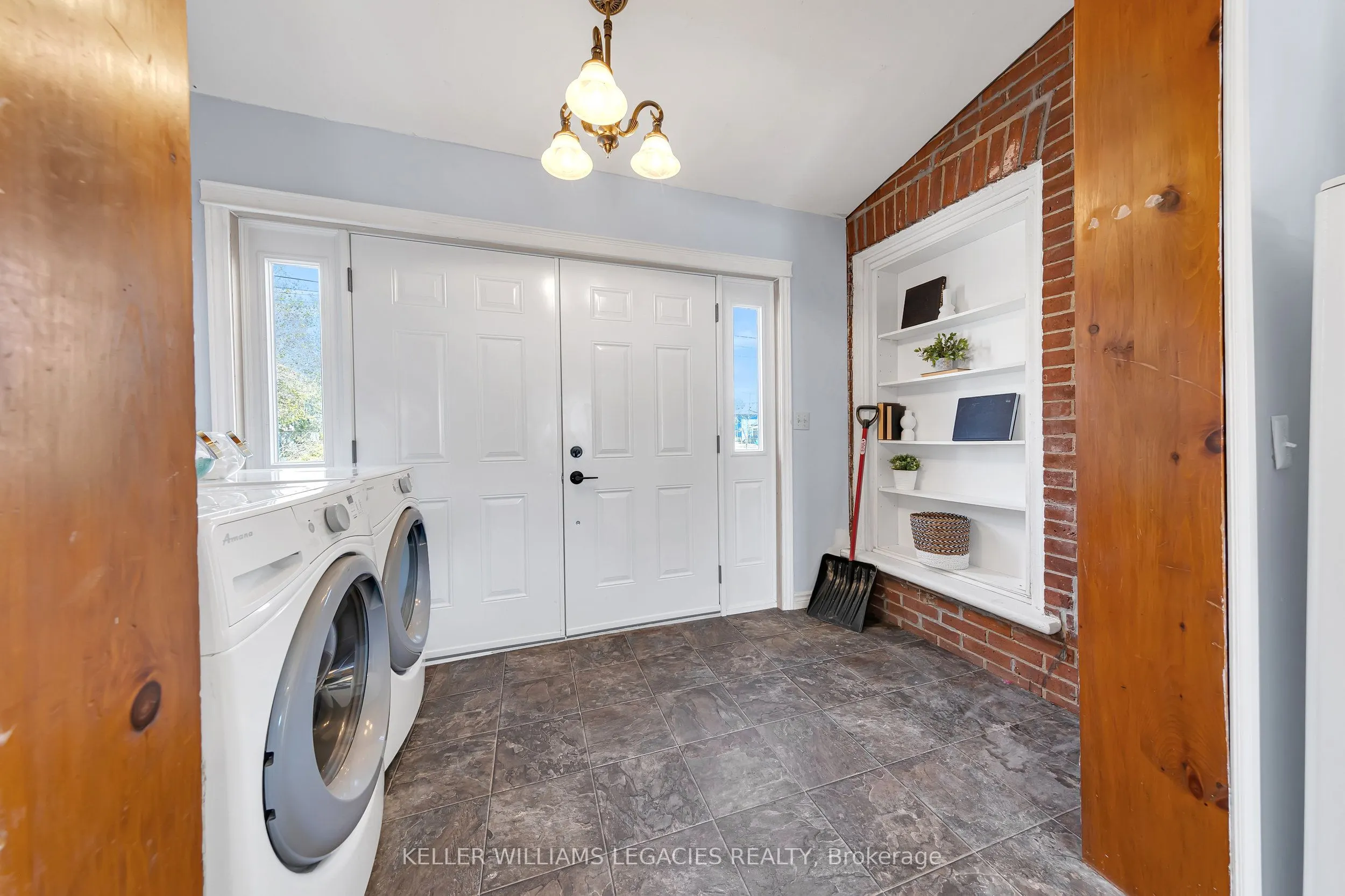 52 Victoria Avenue N, #MAIN