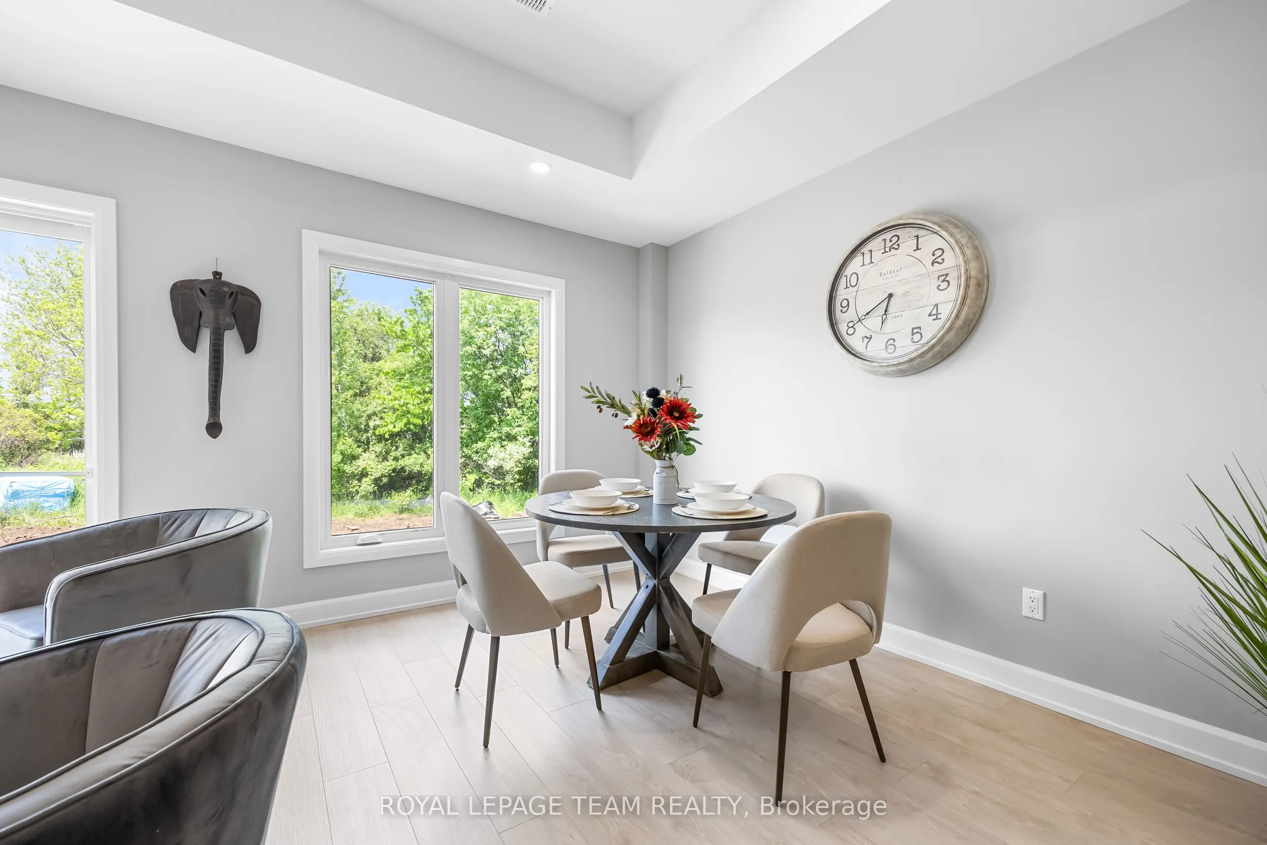 342 Lewis Street W
