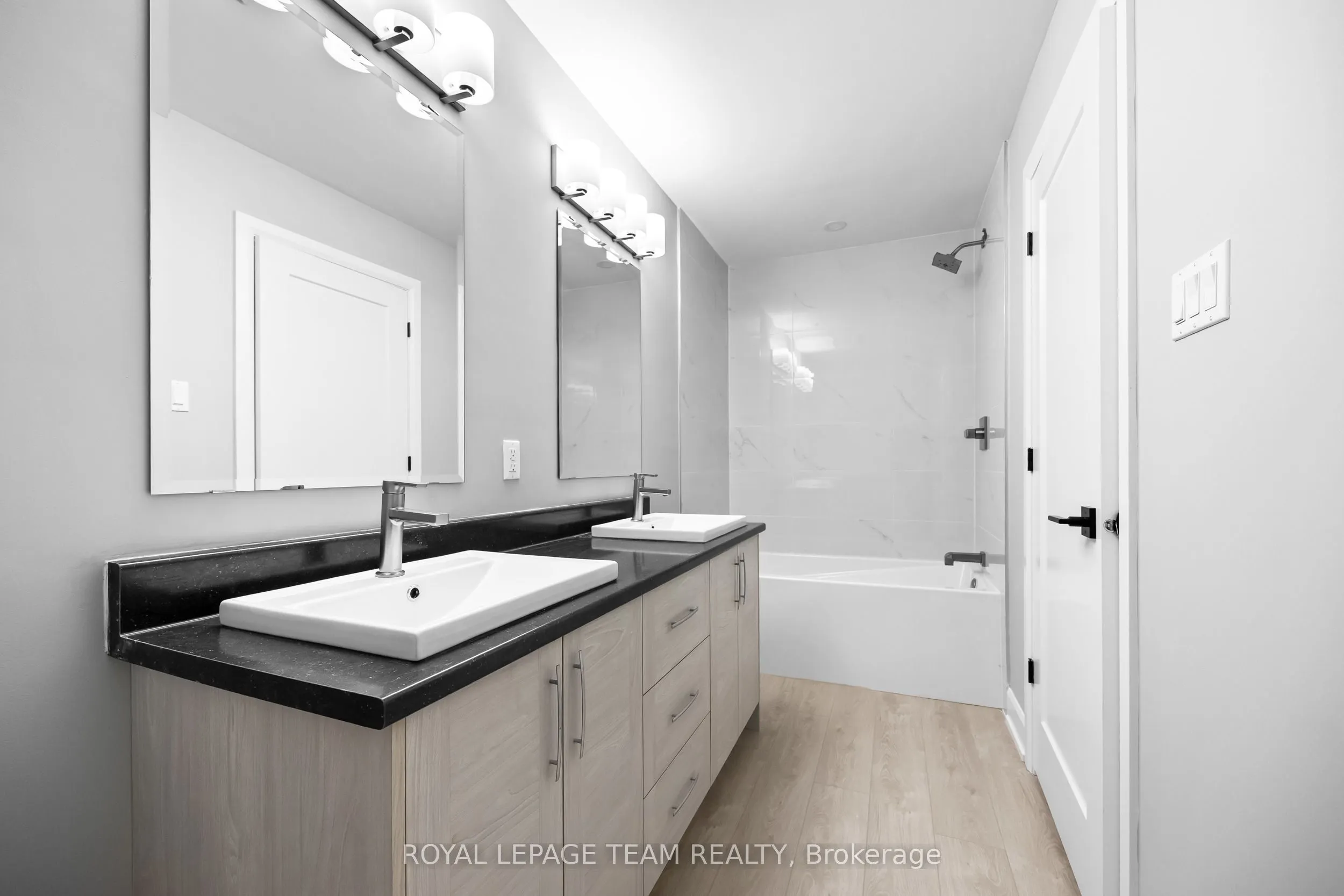 354 Lewis Street W