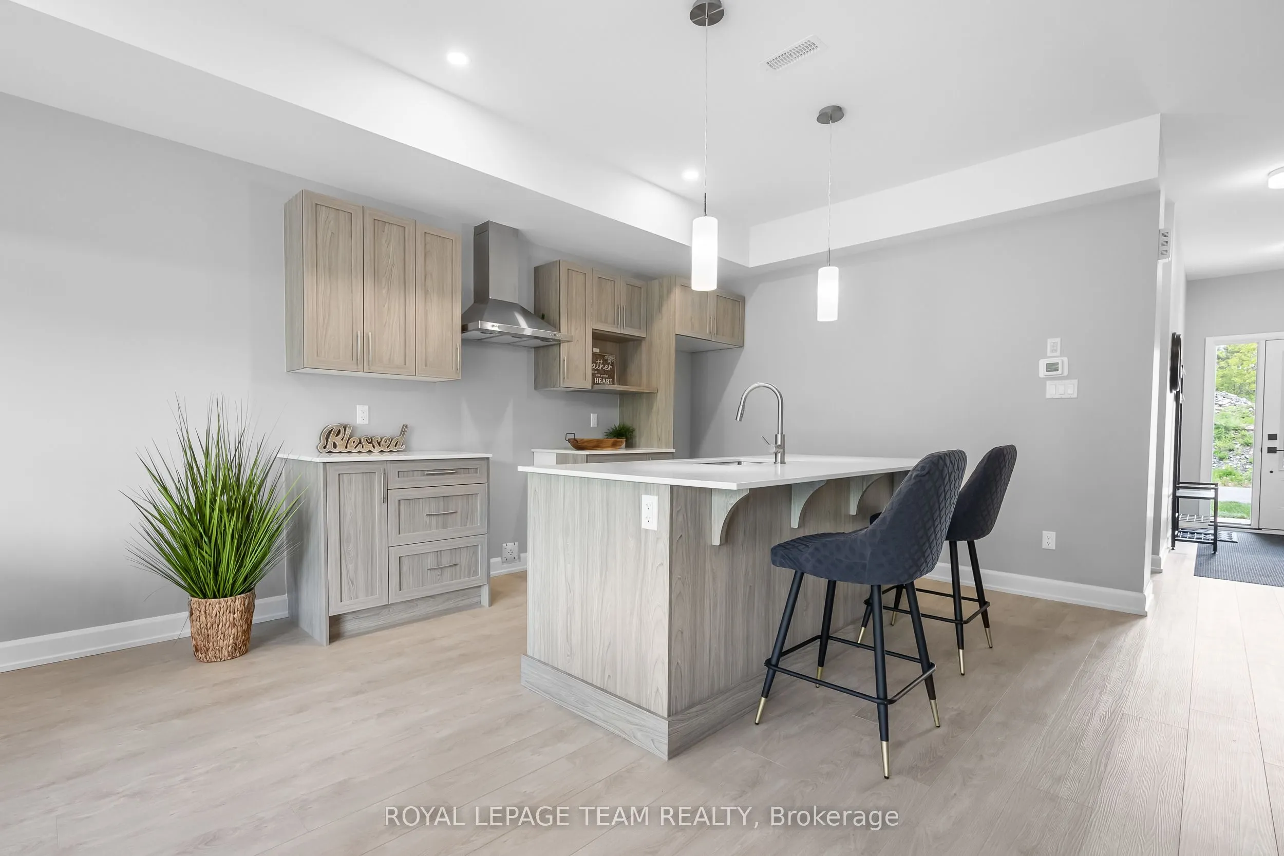 354 Lewis Street W