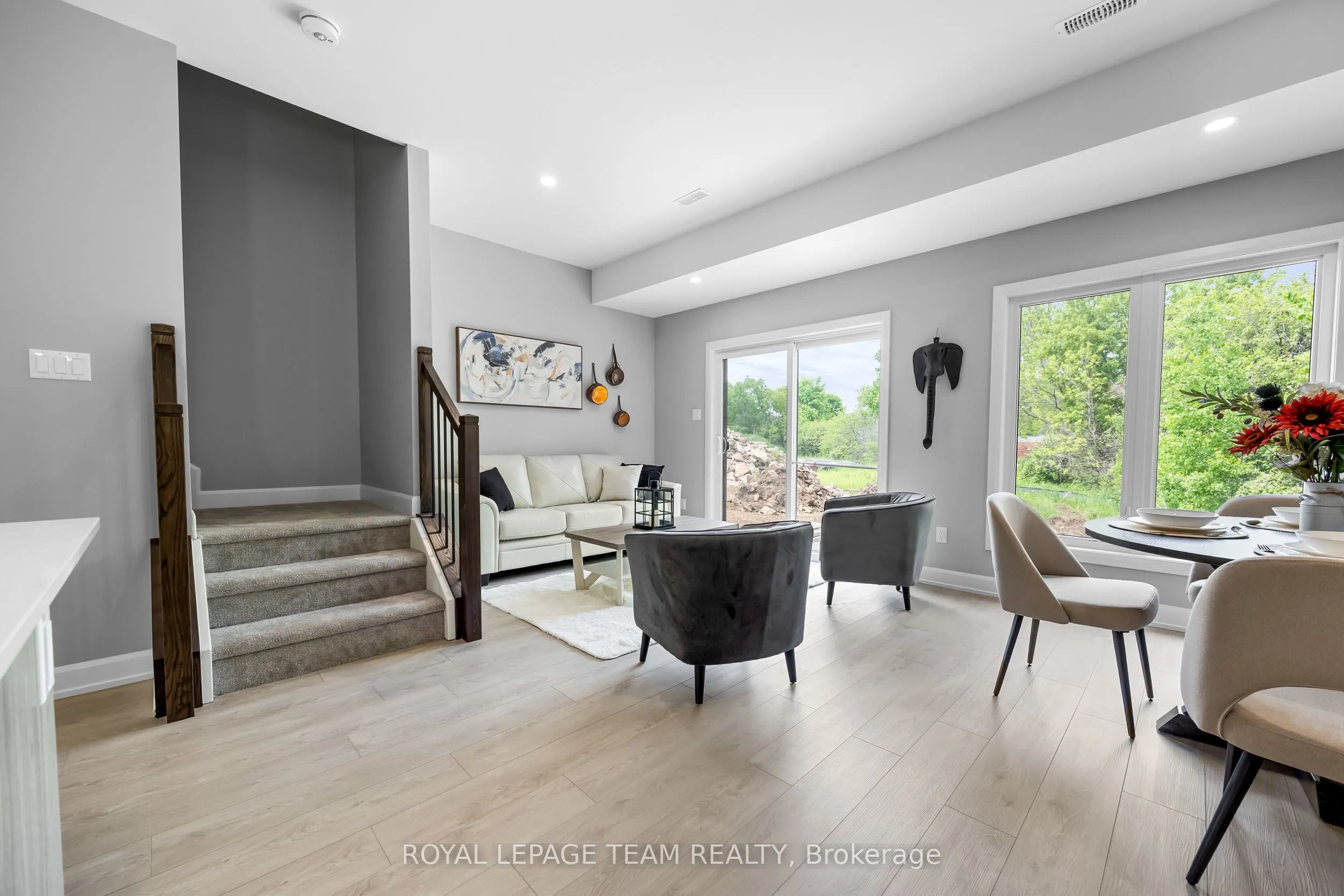 354 Lewis Street W