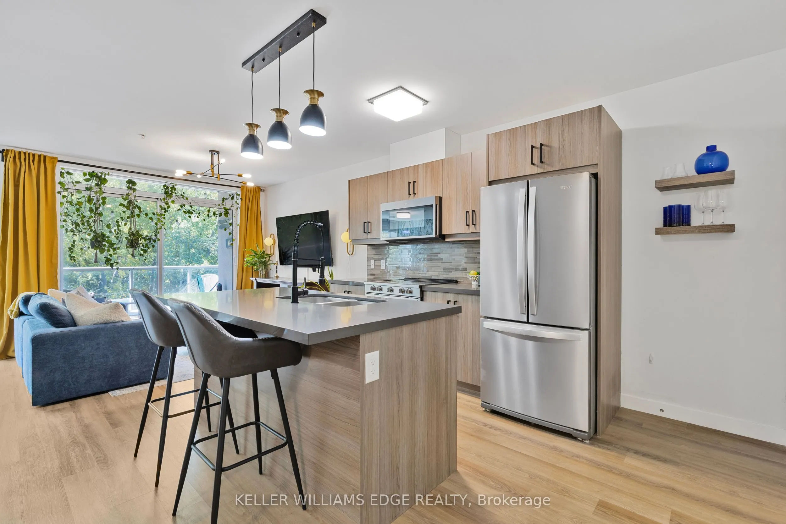 455 Charlton Avenue E, #401