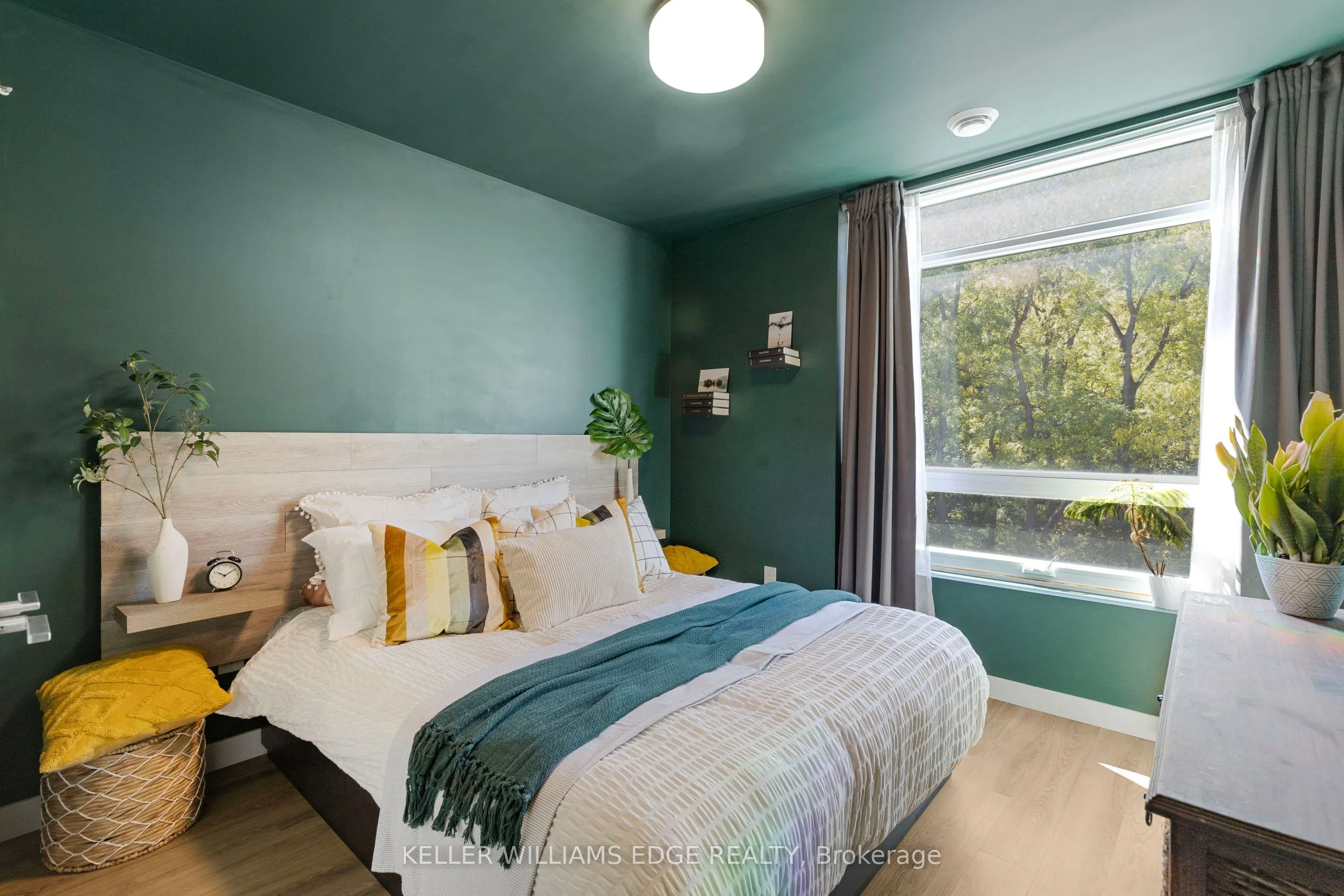 455 Charlton Avenue E, #401