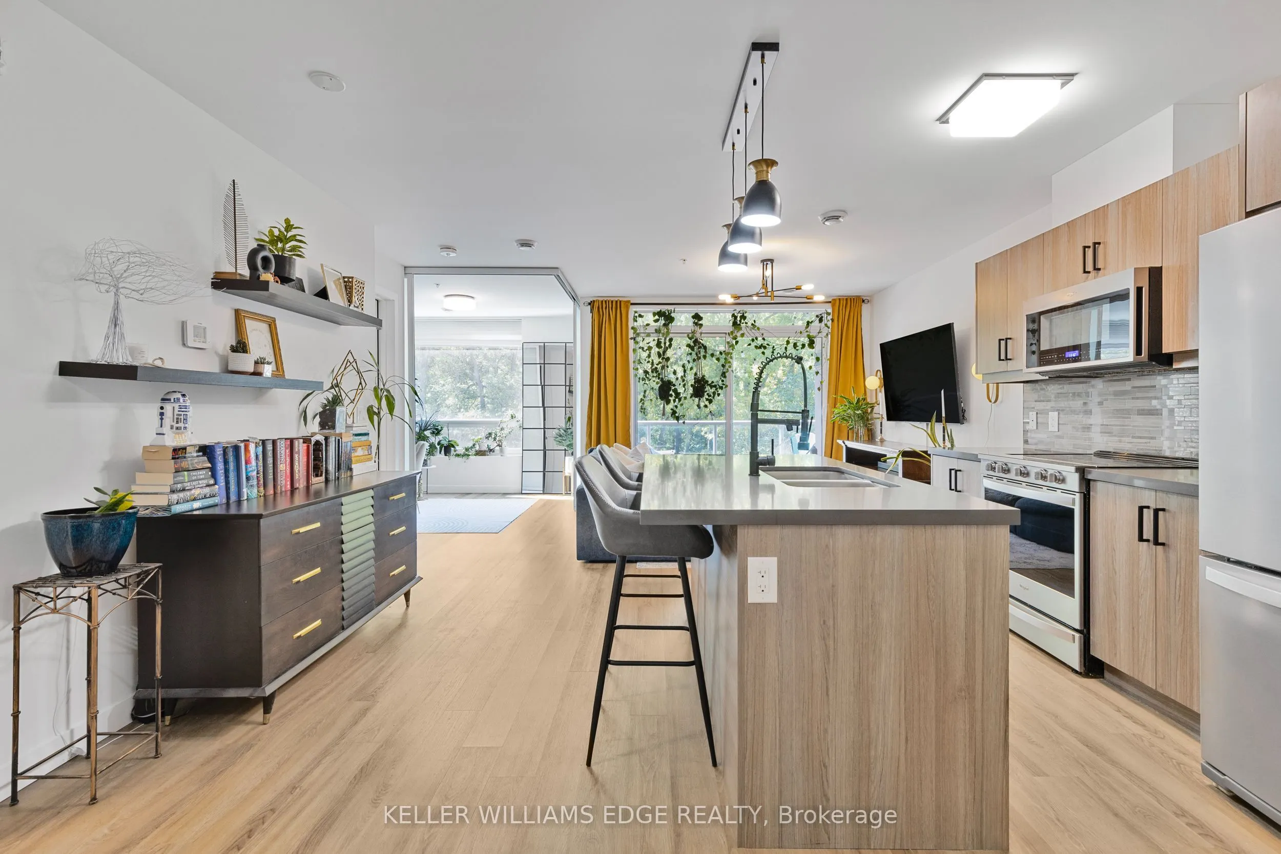 455 Charlton Avenue E, #401