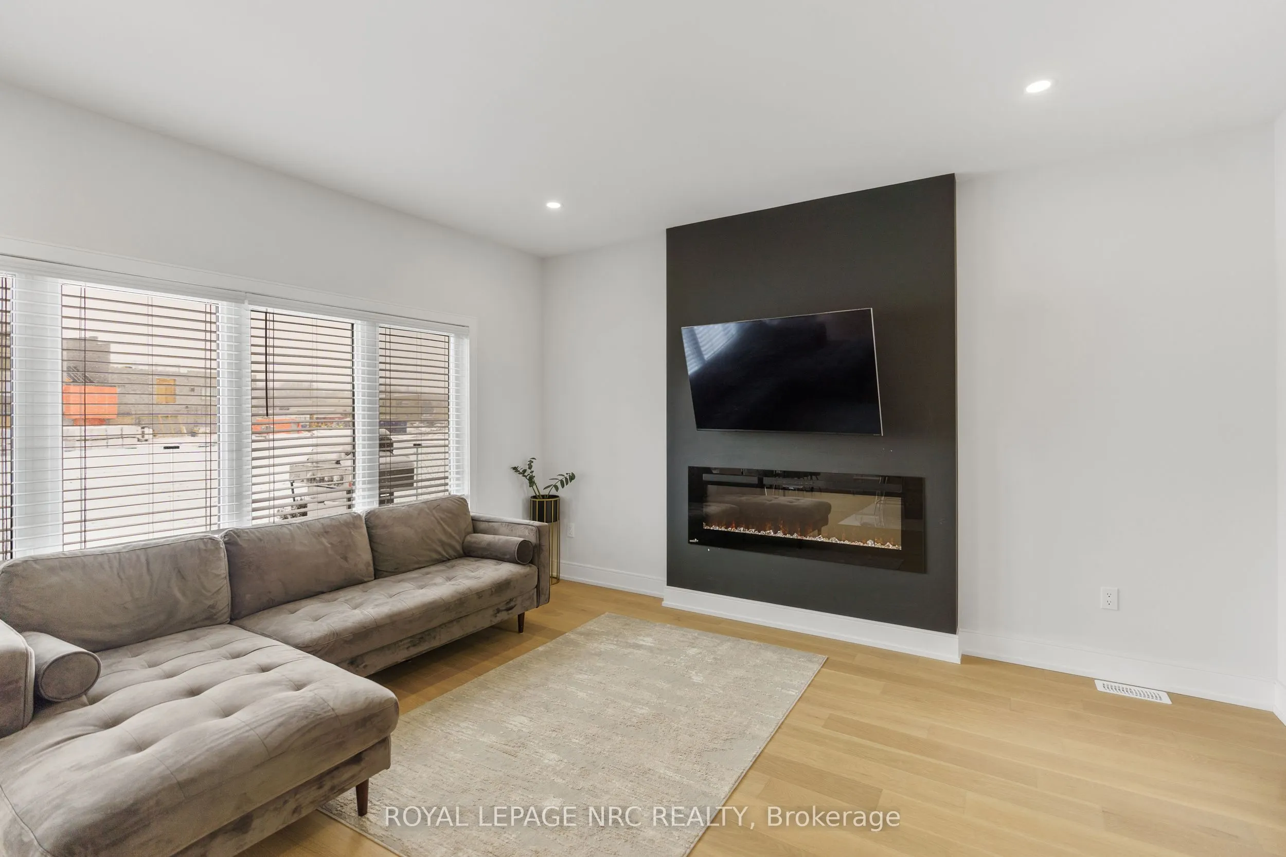 7386 Splendour Drive