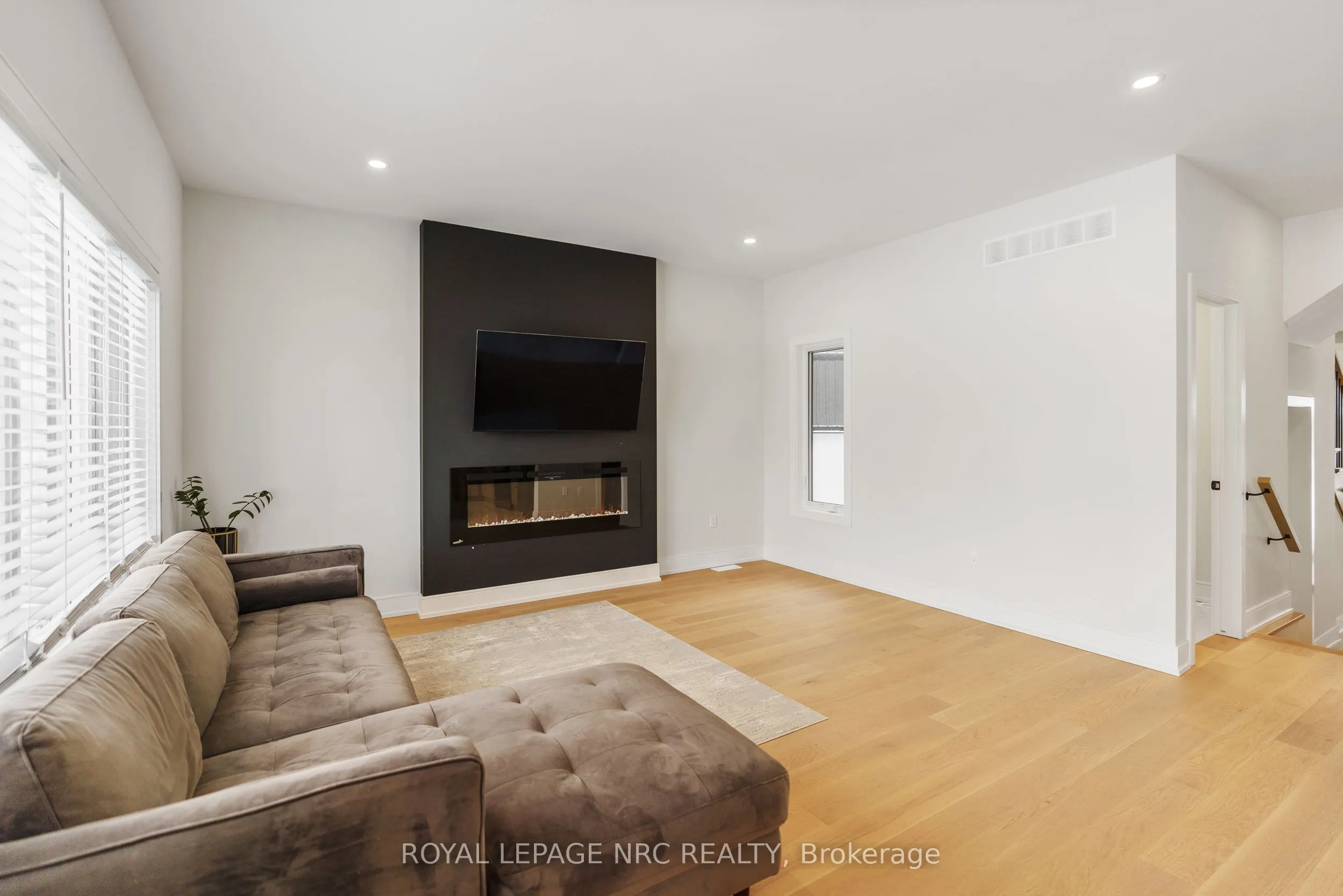 7386 Splendour Drive