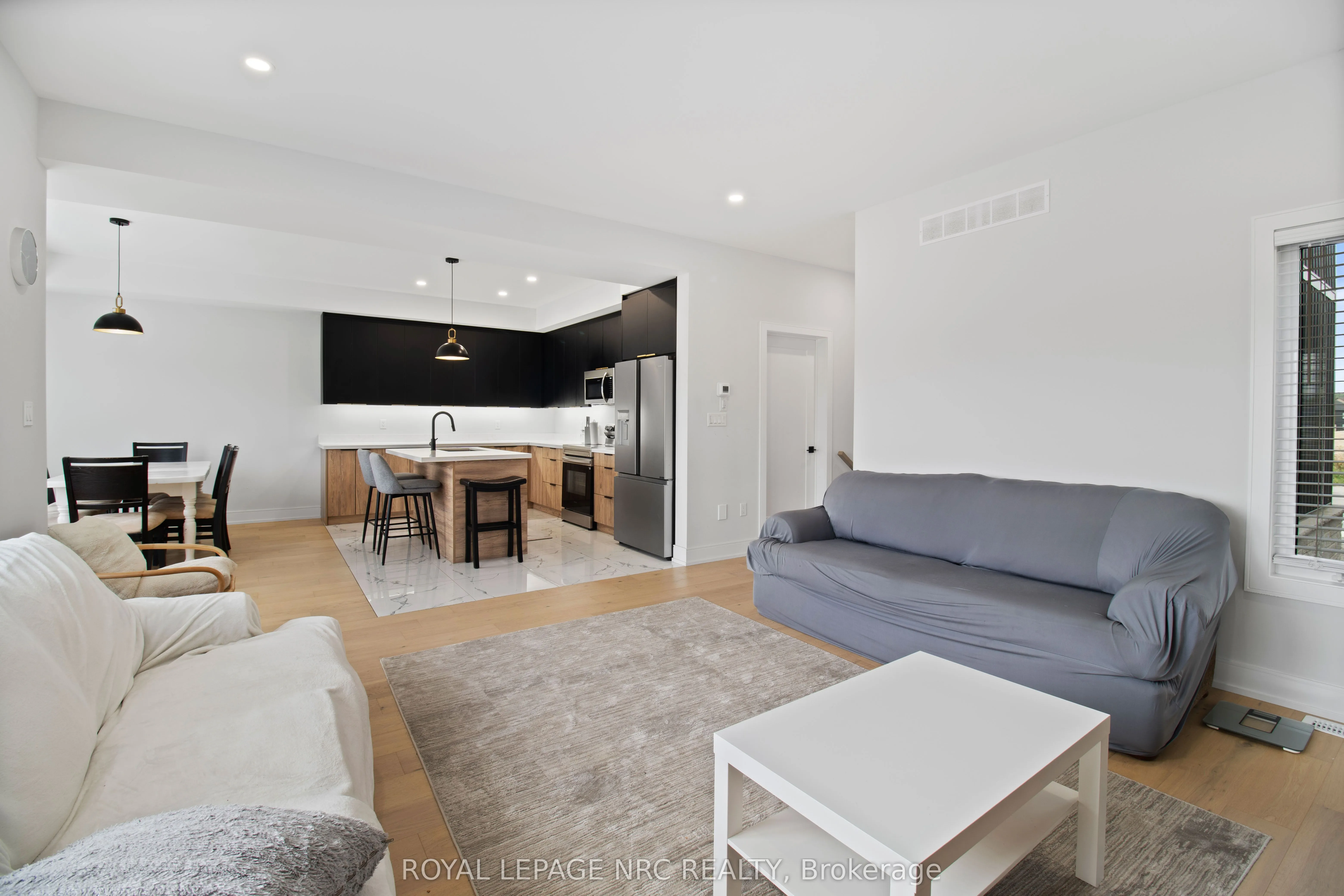7392 Splendour Drive