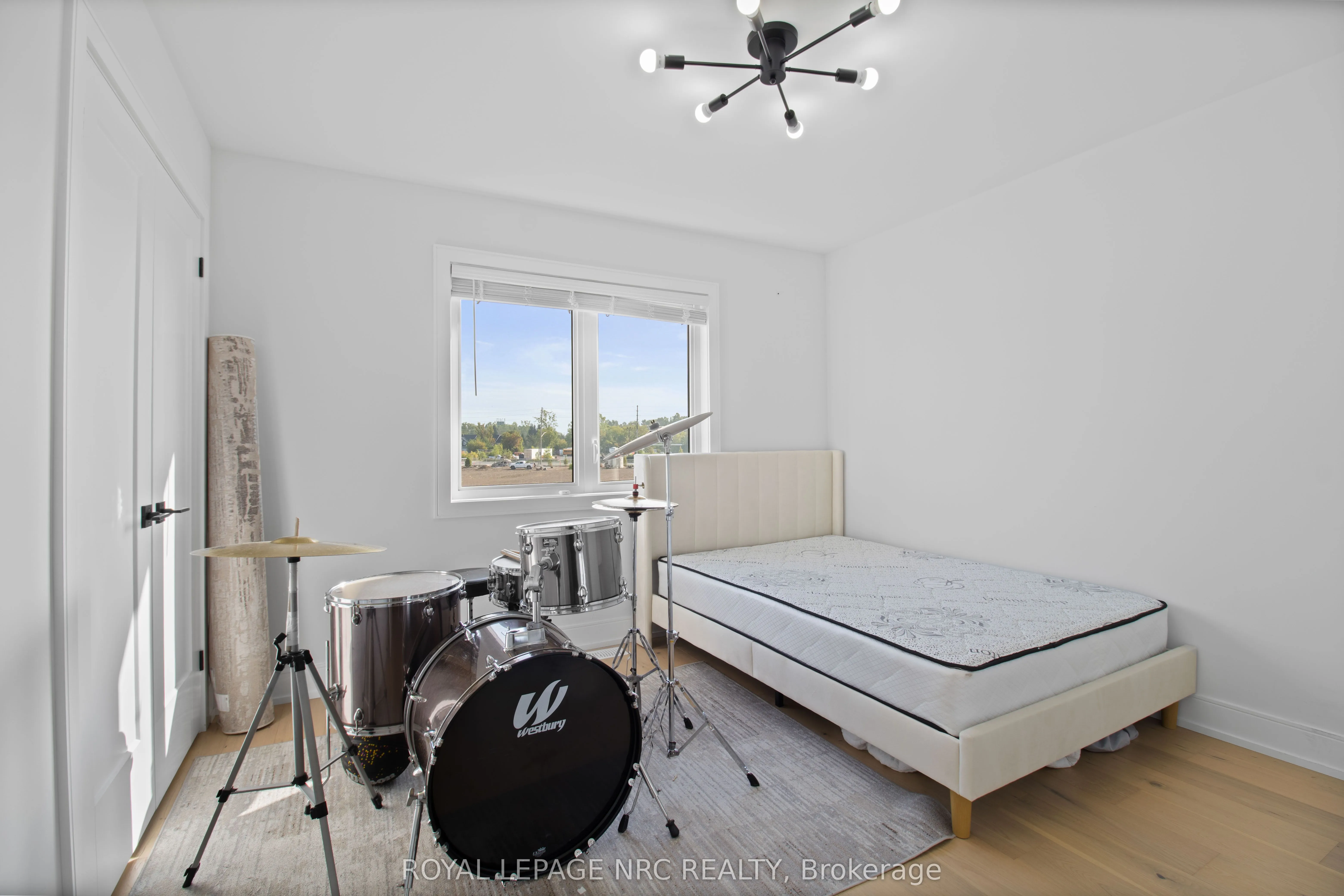 7392 Splendour Drive