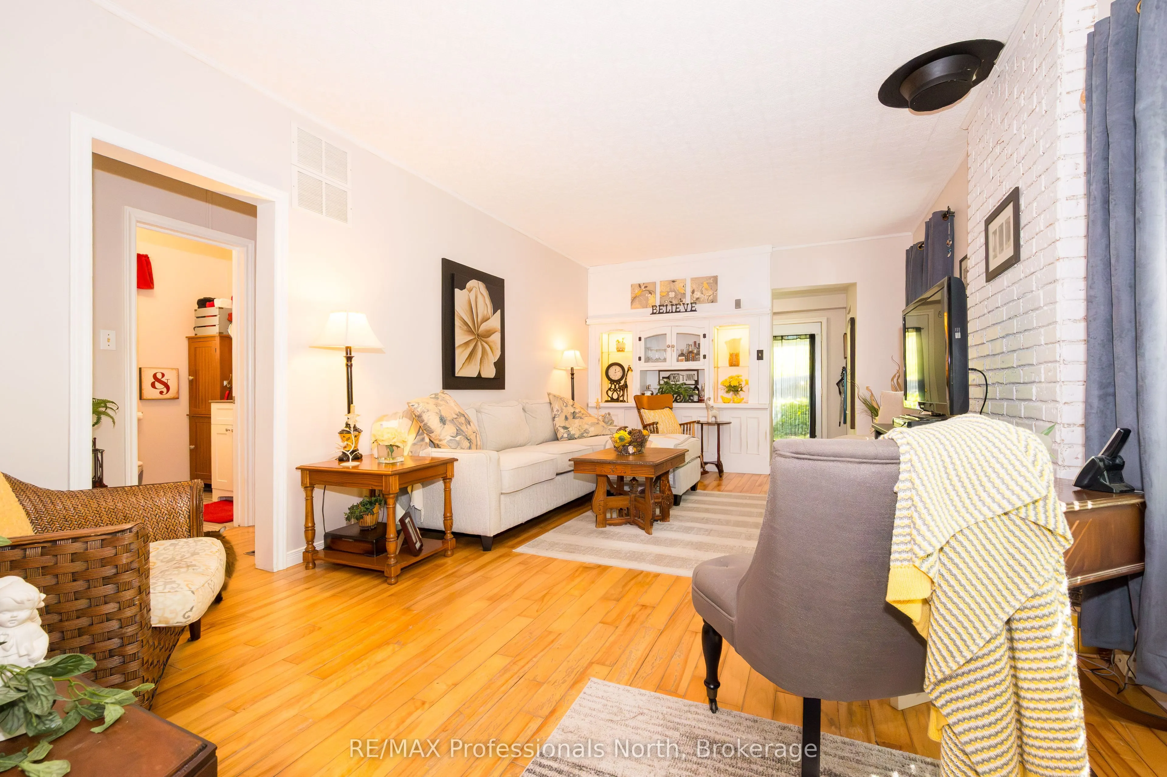 32 Bethune Road S