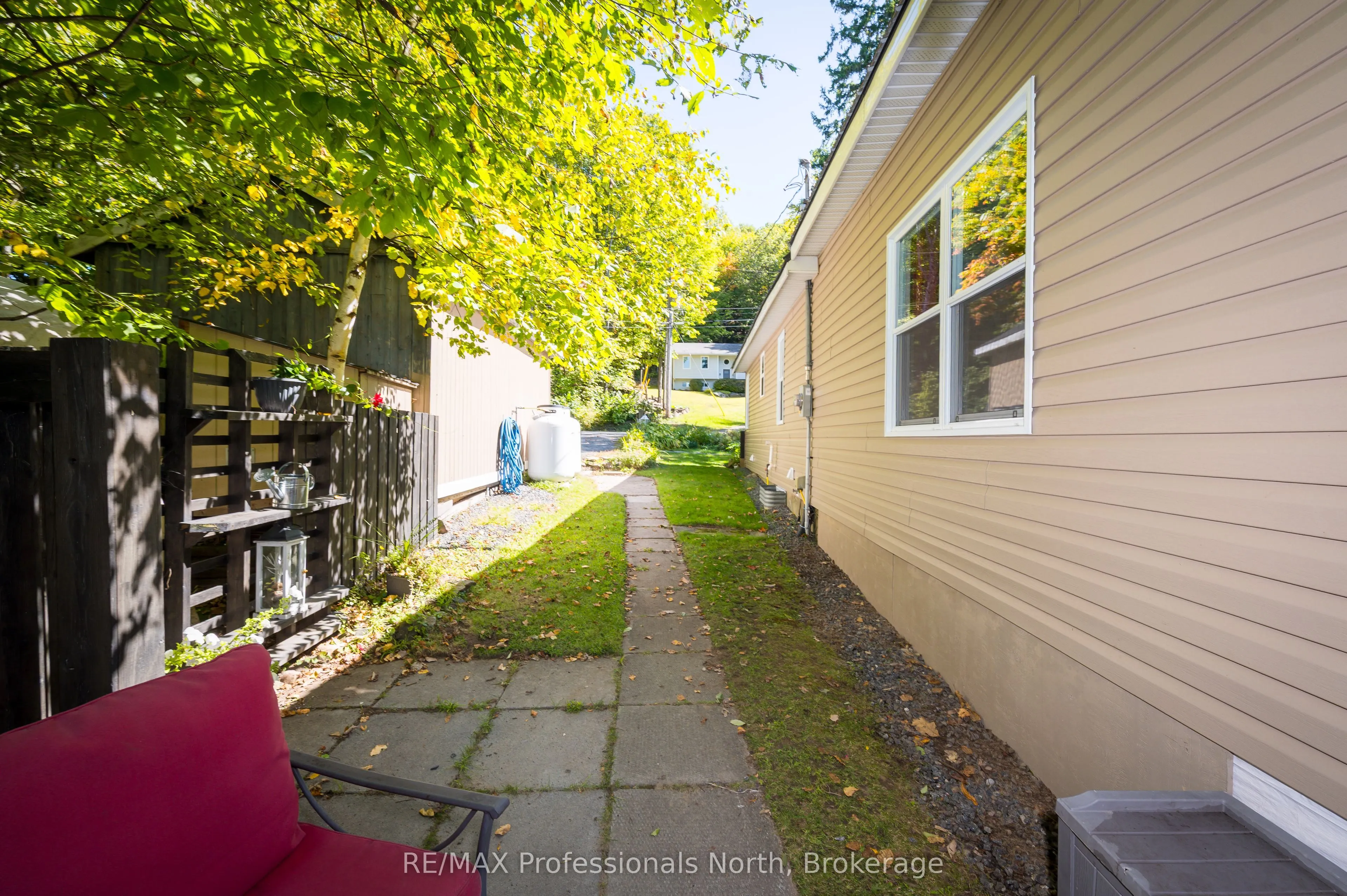 32 Bethune Road S