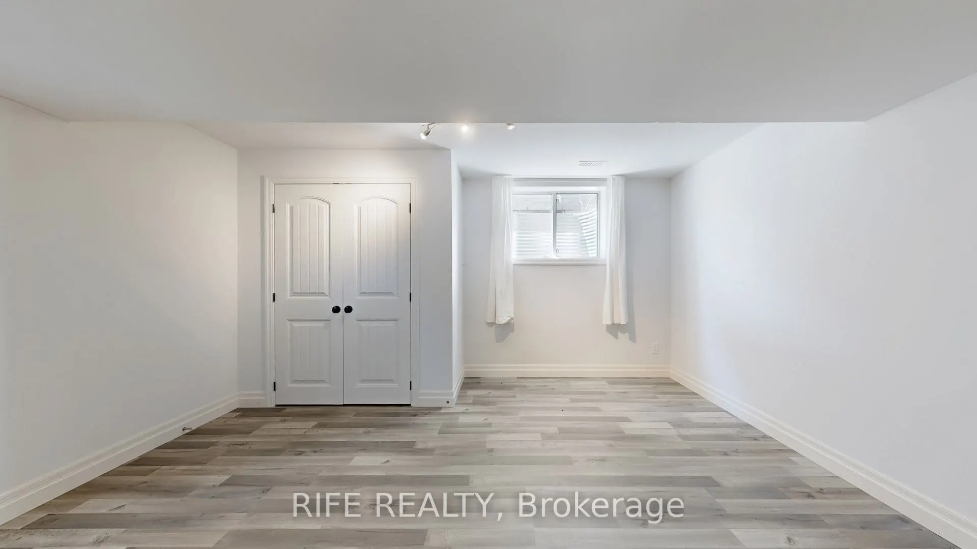 11 Crews Crescent W