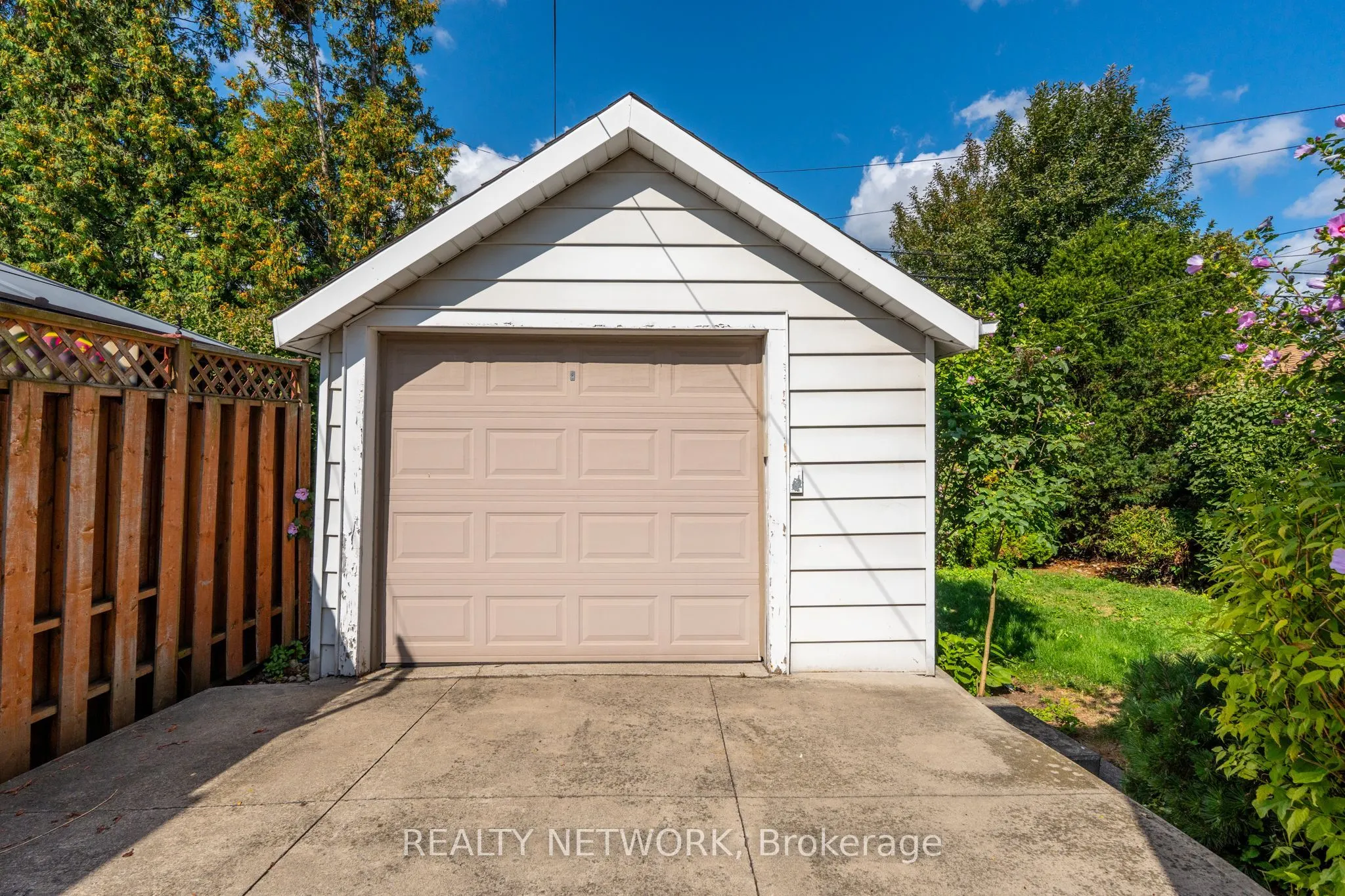 102 Barons Avenue S