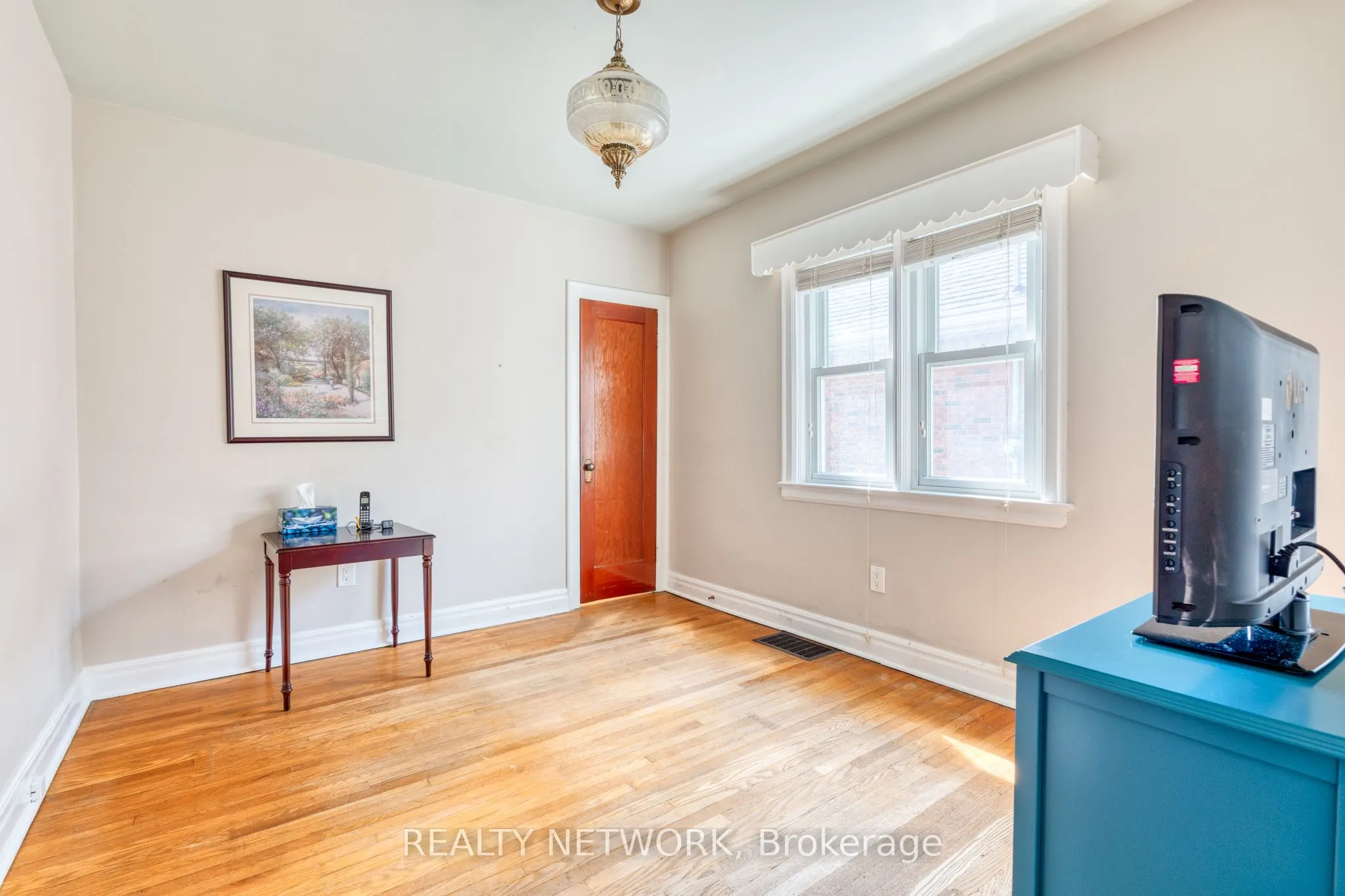 102 Barons Avenue S