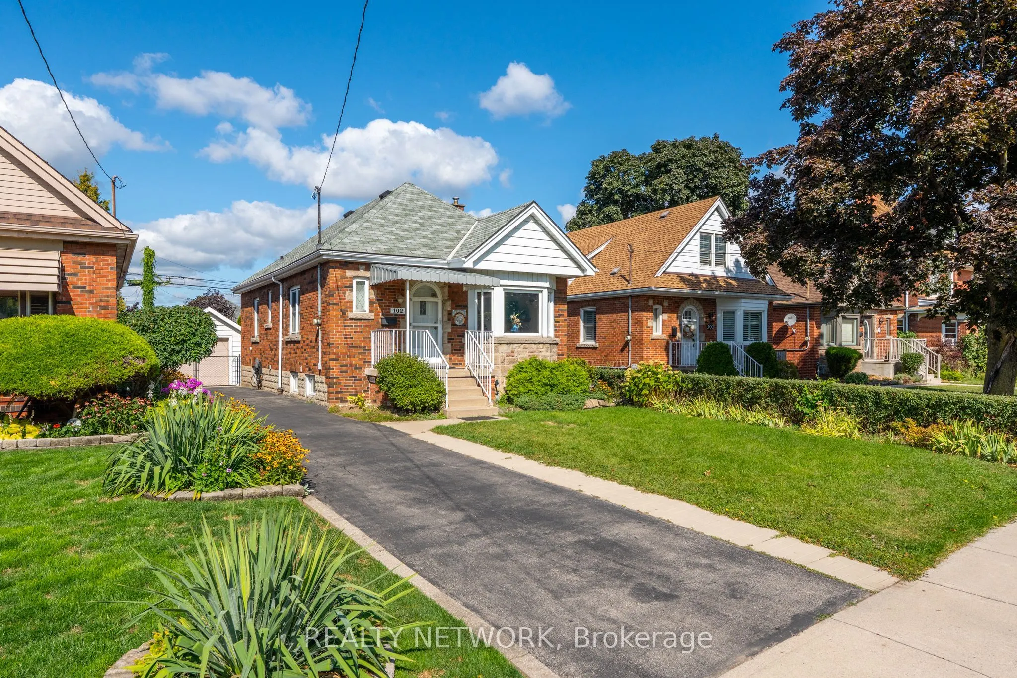 102 Barons Avenue S