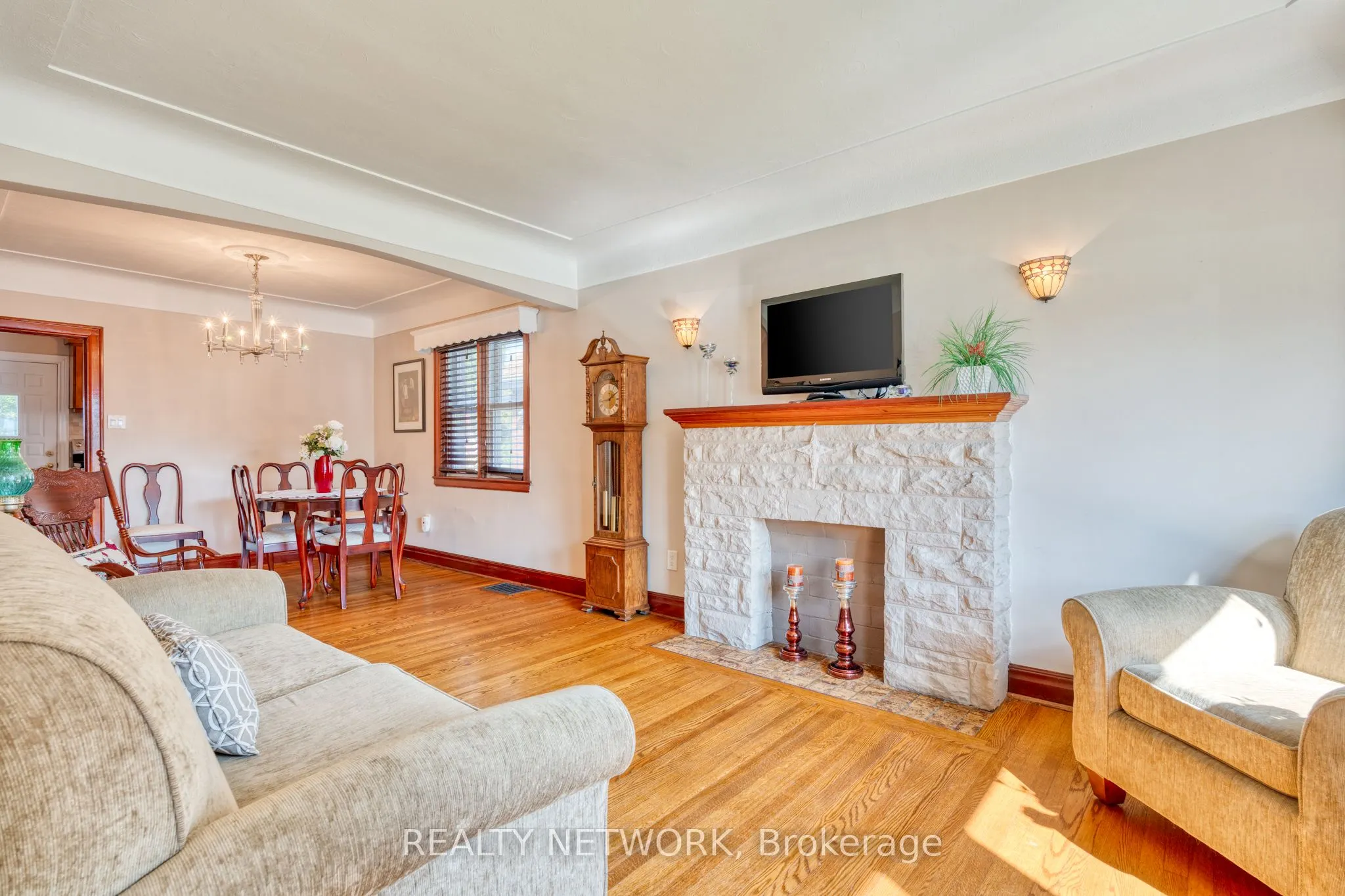 102 Barons Avenue S