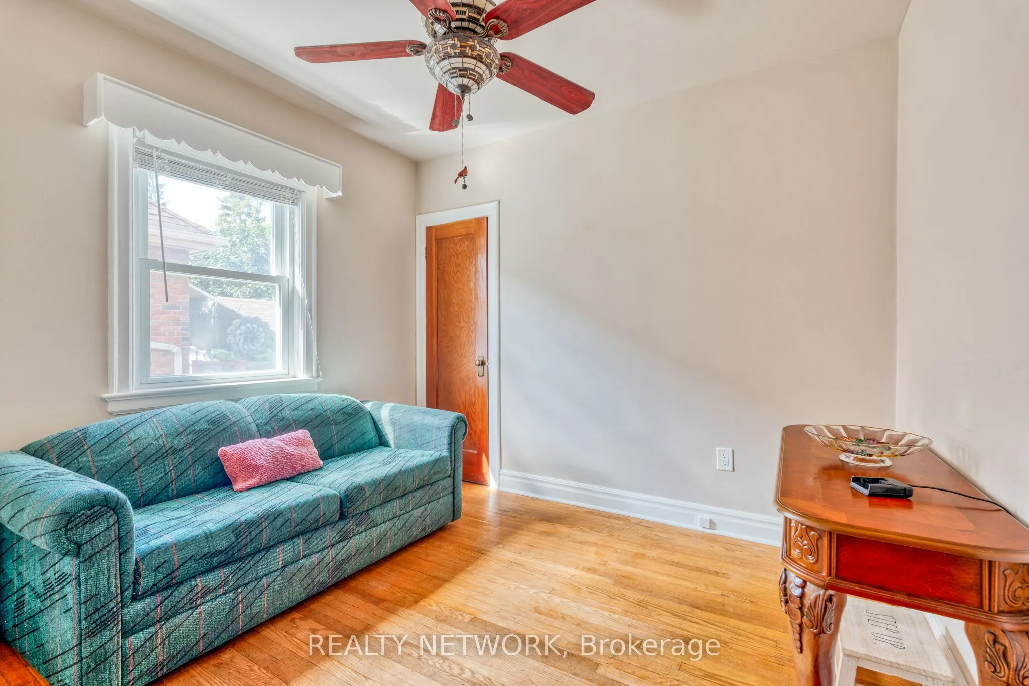 102 Barons Avenue S