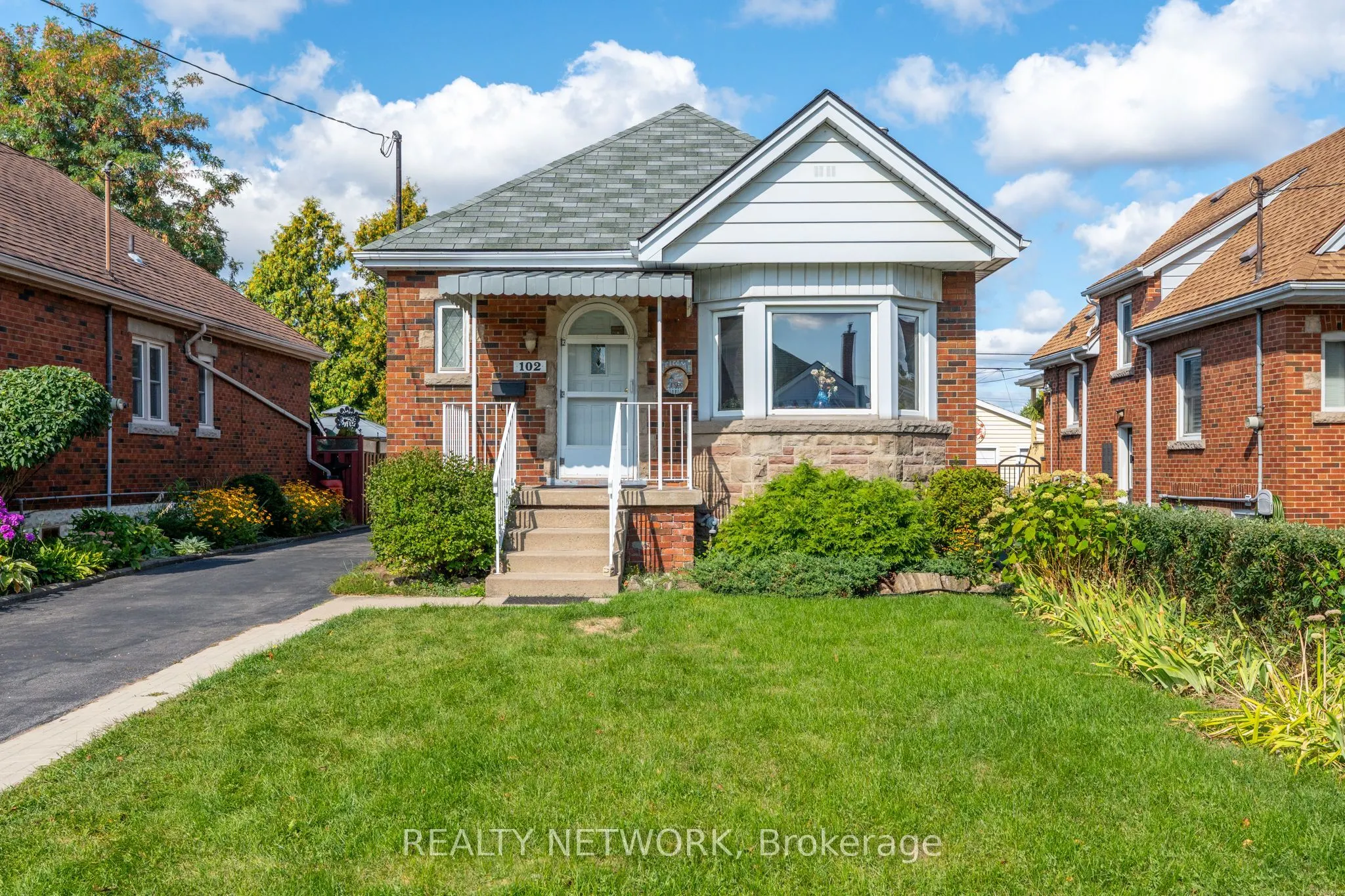 102 Barons Avenue S