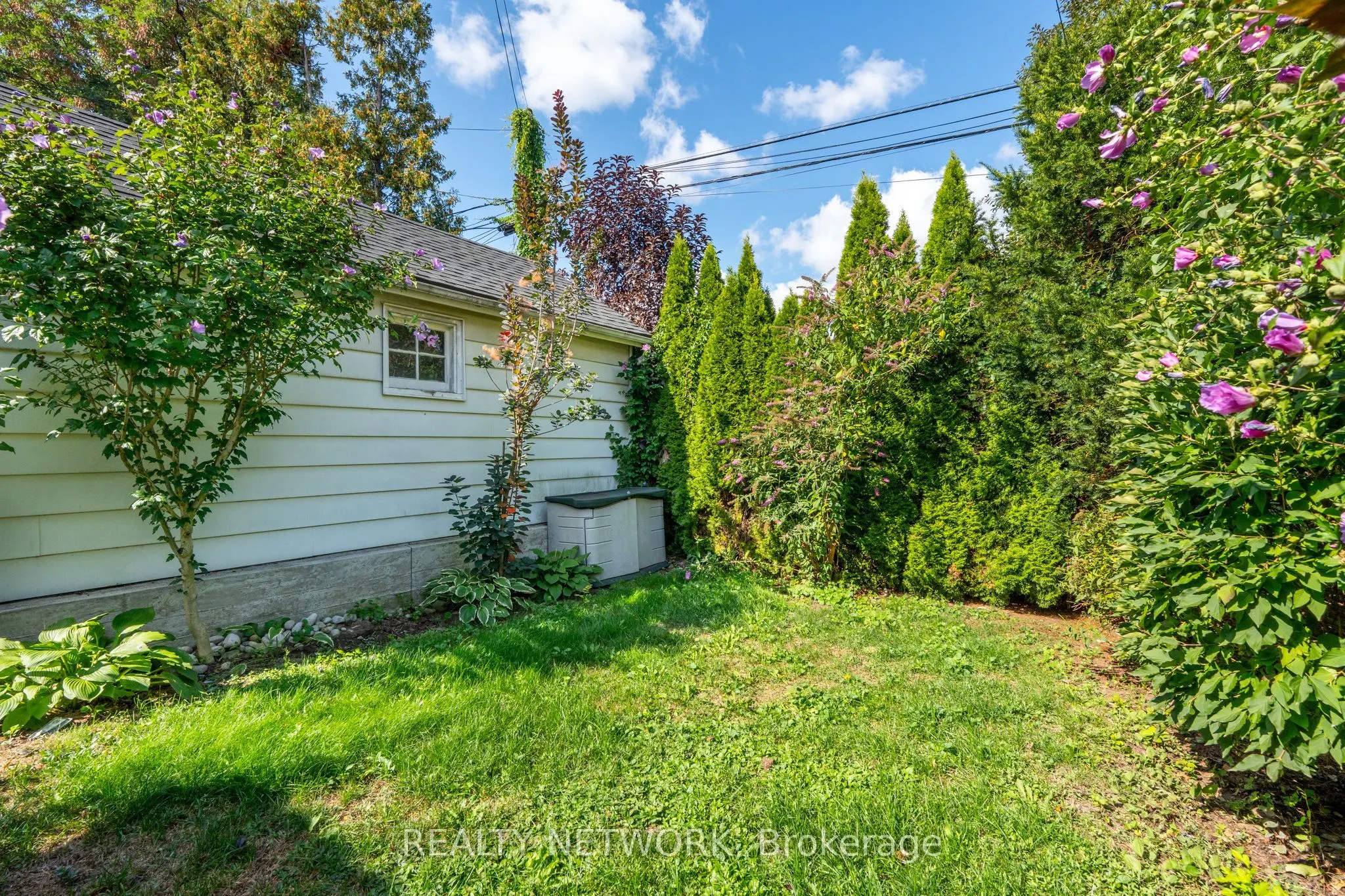 102 Barons Avenue S