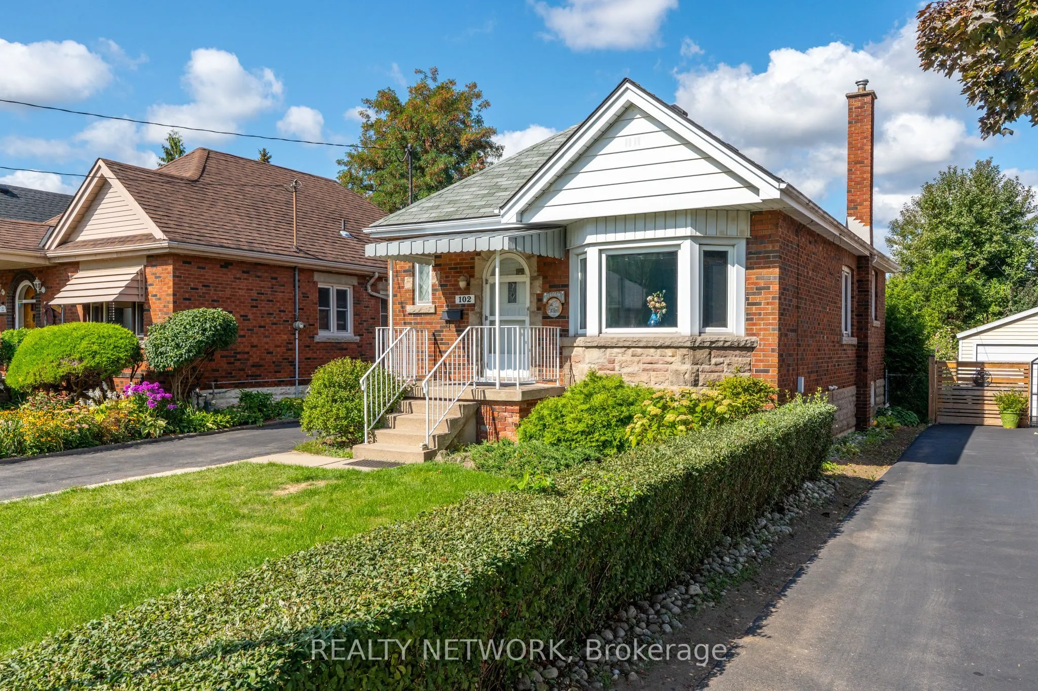 102 Barons Avenue S