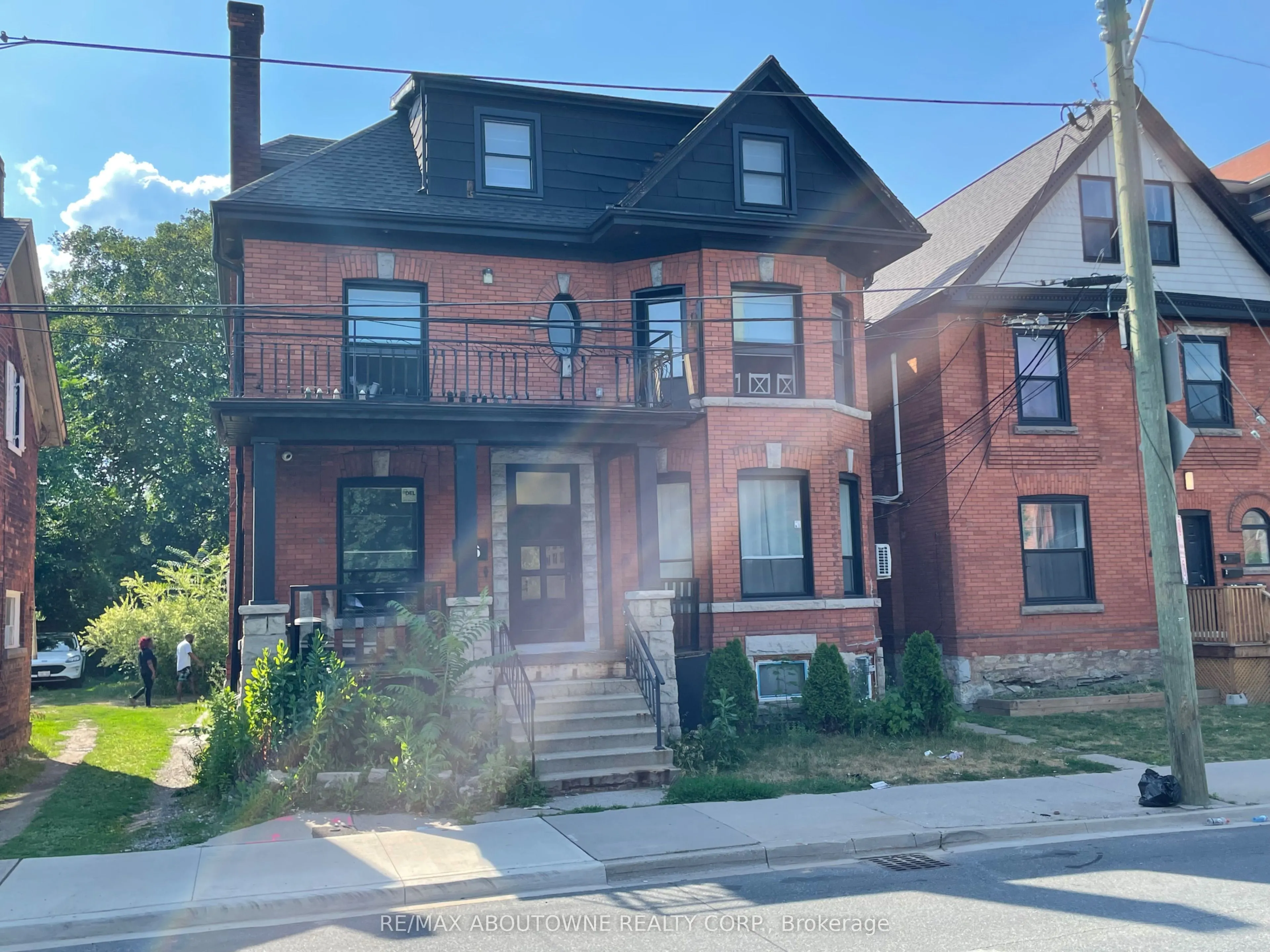66 Wellington Street S, #lower