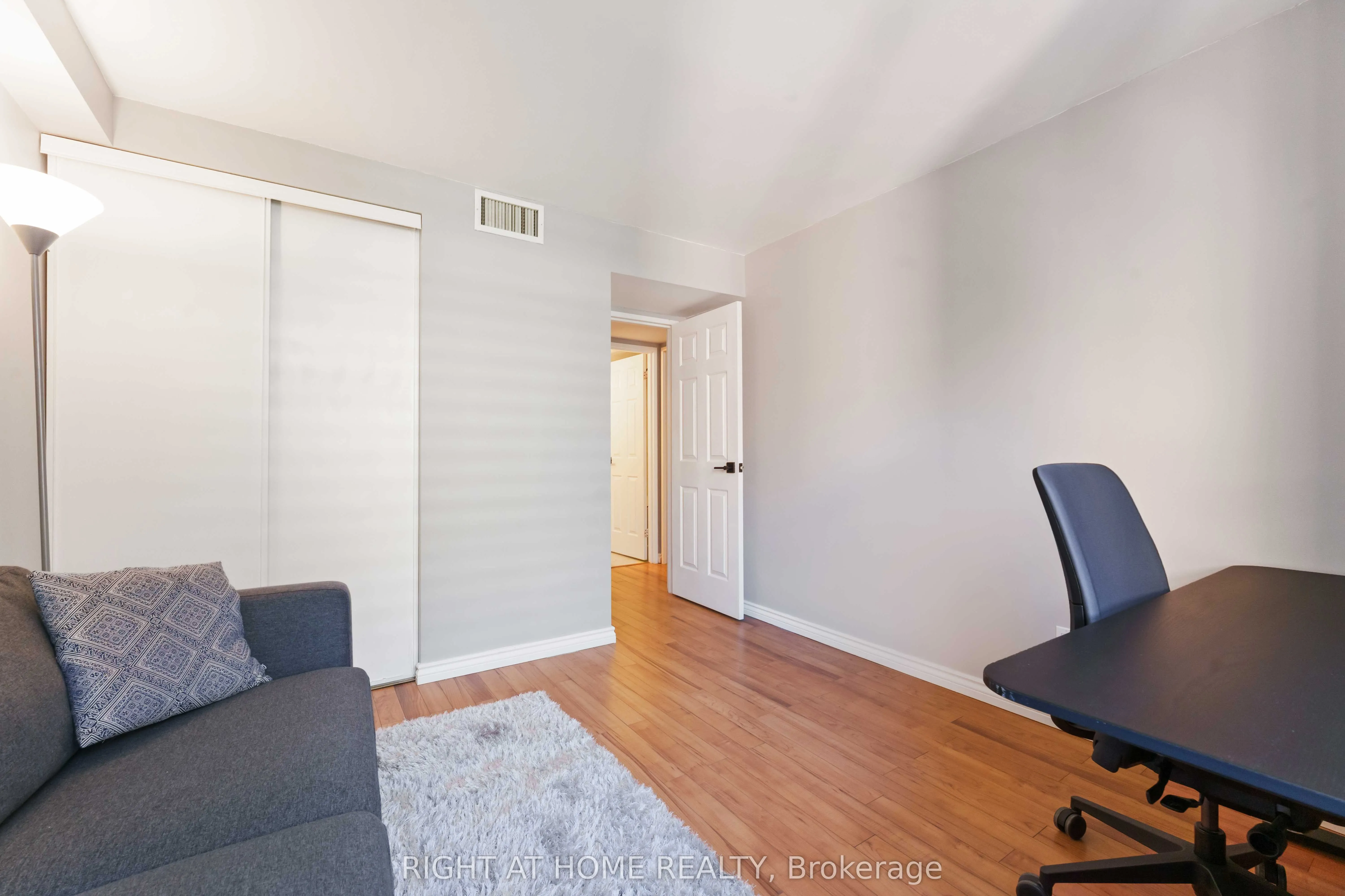 470 Laurier Avenue W, #801