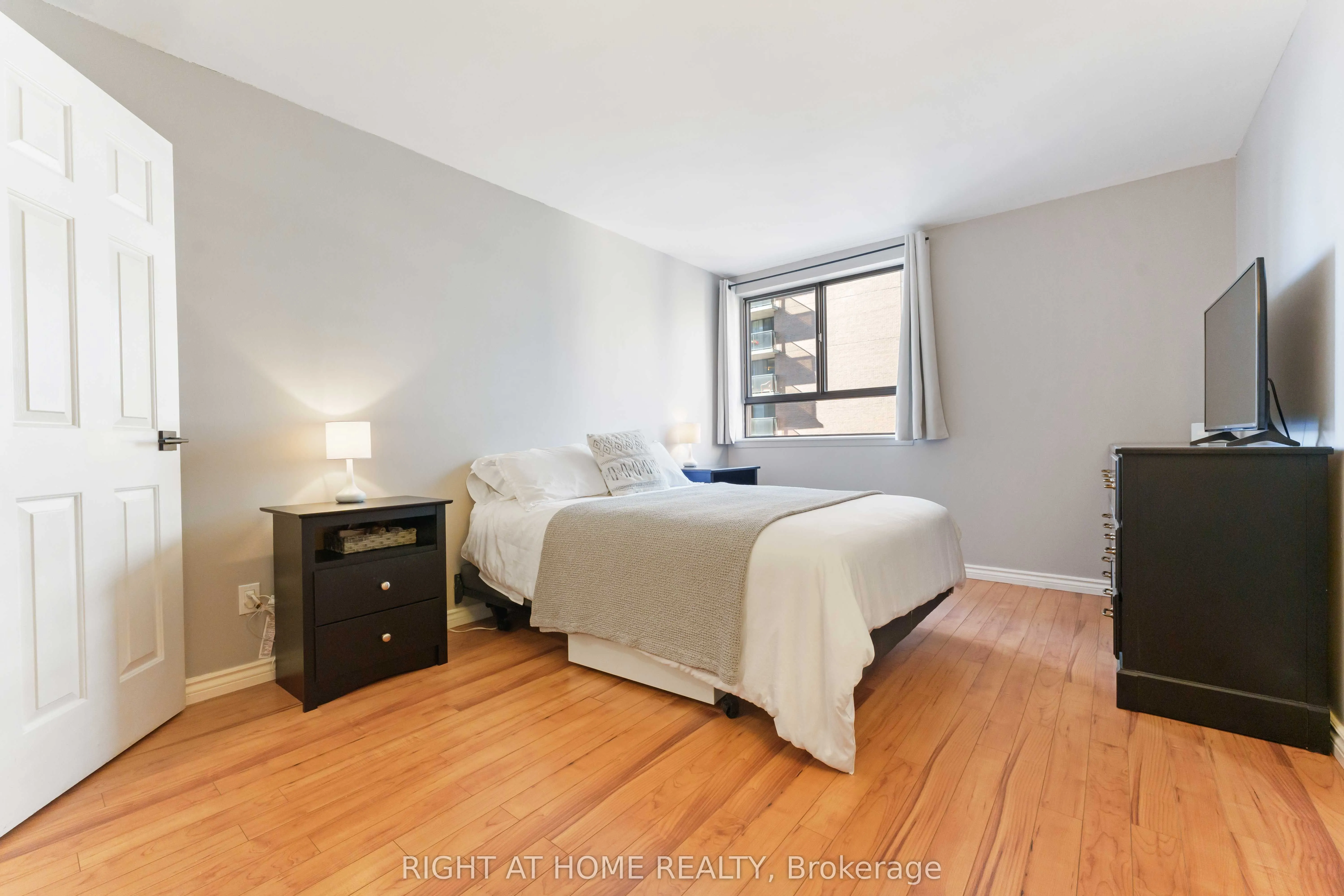 470 Laurier Avenue W, #801